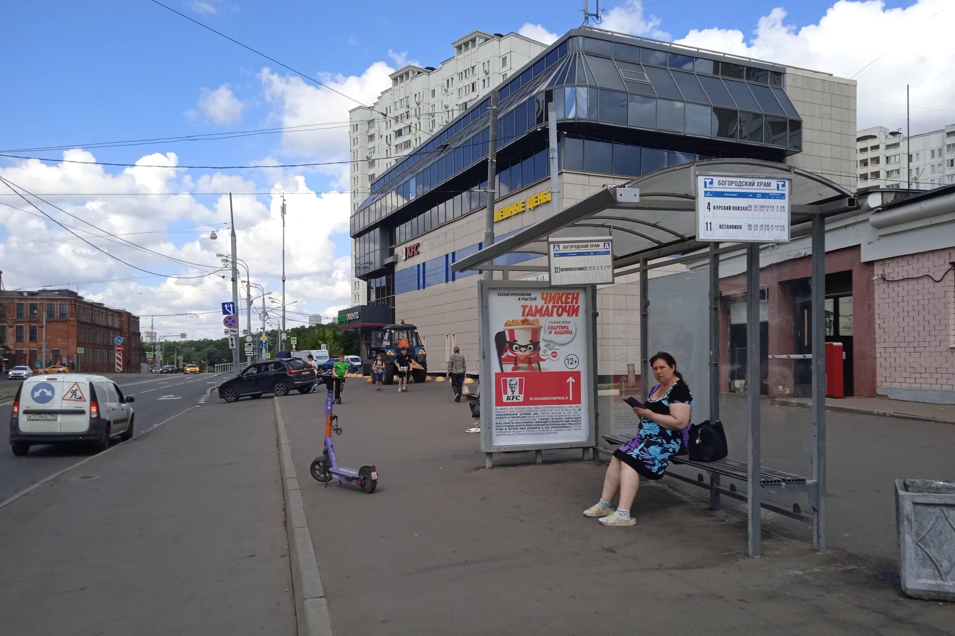Краснобогатырская улица, д.13 - ост. "Богородский храм" (в центр), сторона А Москва. Краснобогатырская улица, д.13 - ост. "Богородский храм" (в центр), сторона А
