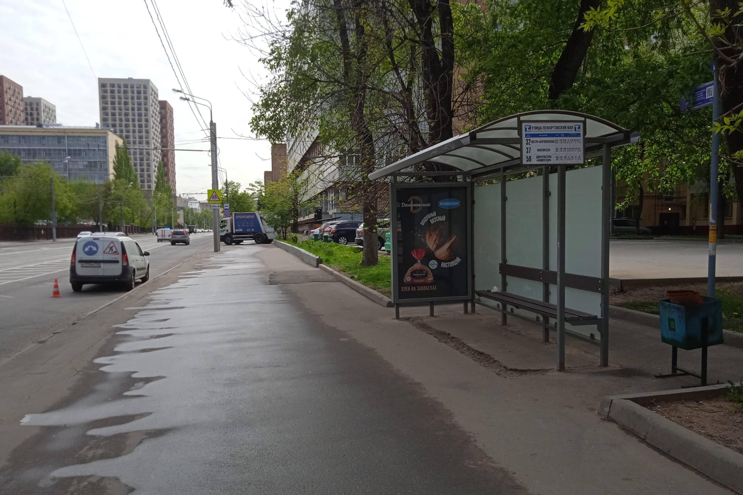 Красноказарменная ул. 12к1 - ост. "Лефортовский Вал ул.", из центра, сторона А Москва. Красноказарменная ул. 12к1 - ост. "Лефортовский Вал ул.", из центра, сторона А