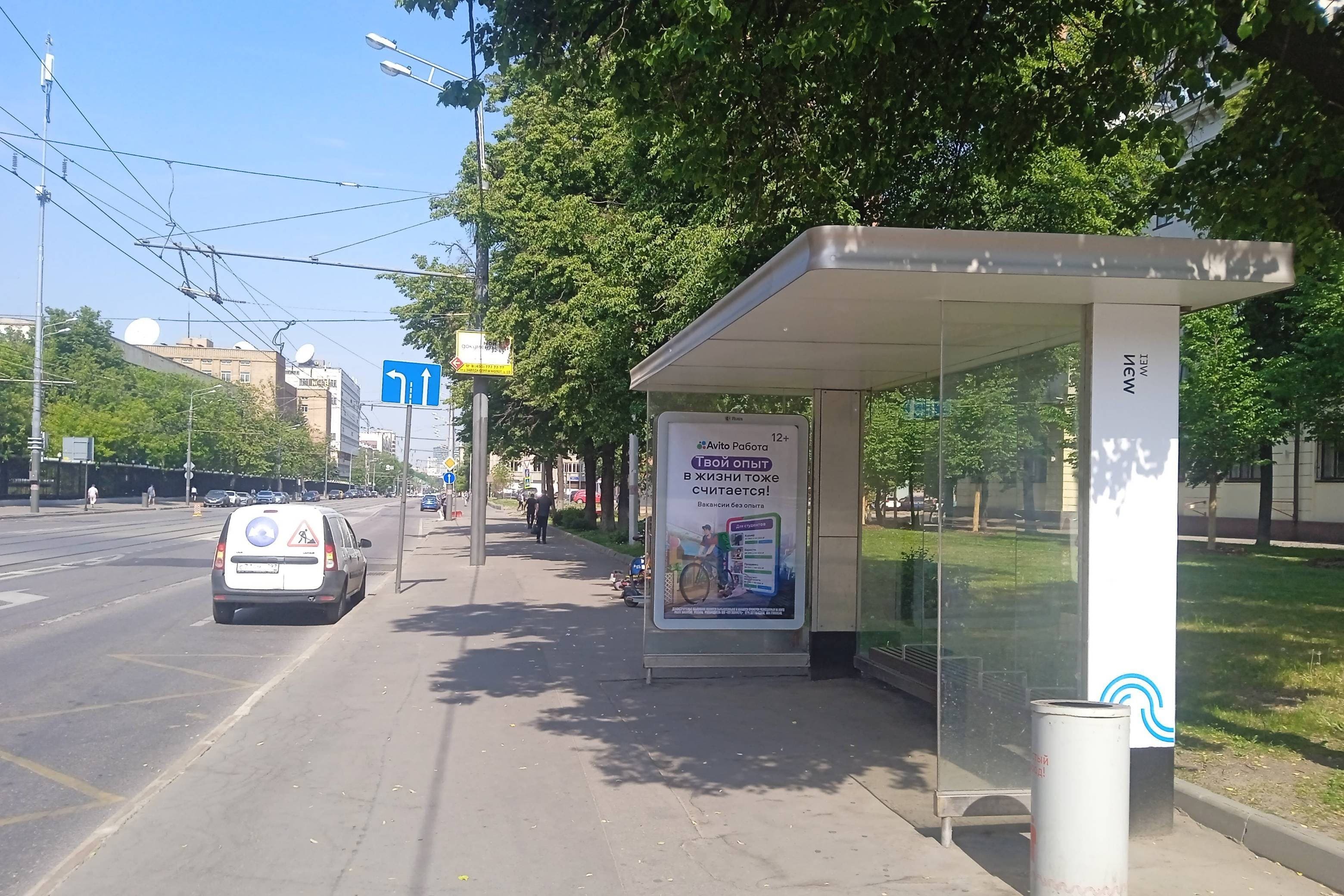 Красноказарменная улица, д.17 (рядом со зданием "МЭИ") - ост. "МЭИ" (в центр), сторона А Москва. Красноказарменная улица, д.17 (рядом со зданием "МЭИ") - ост. "МЭИ" (в центр), сторона А