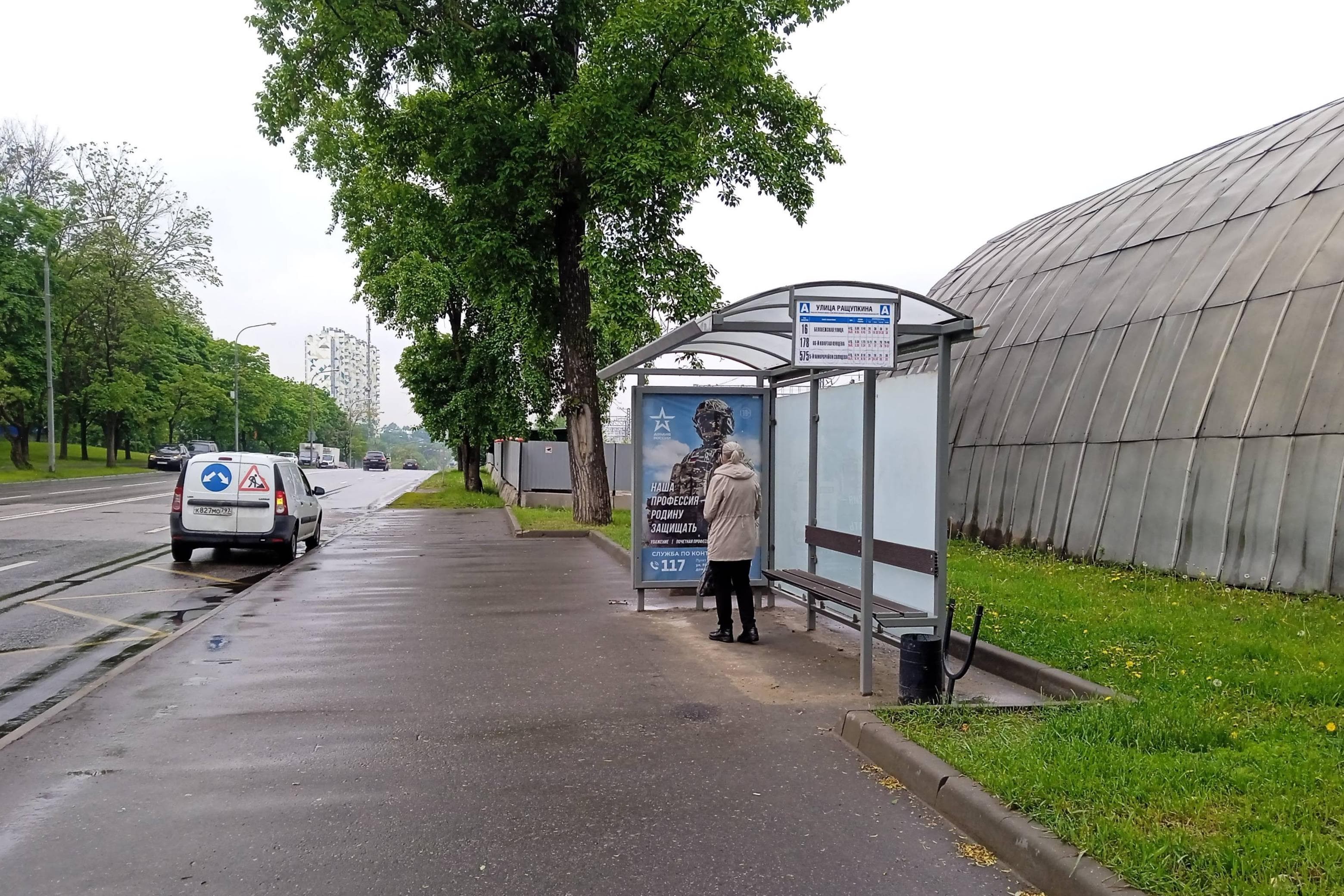 Красных зорь улица, д.14, к.1 (напротив) - ост. "Ращупкина улица (в центр), сторона А Москва. Красных зорь улица, д.14, к.1 (напротив) - ост. "Ращупкина улица (в центр), сторона А
