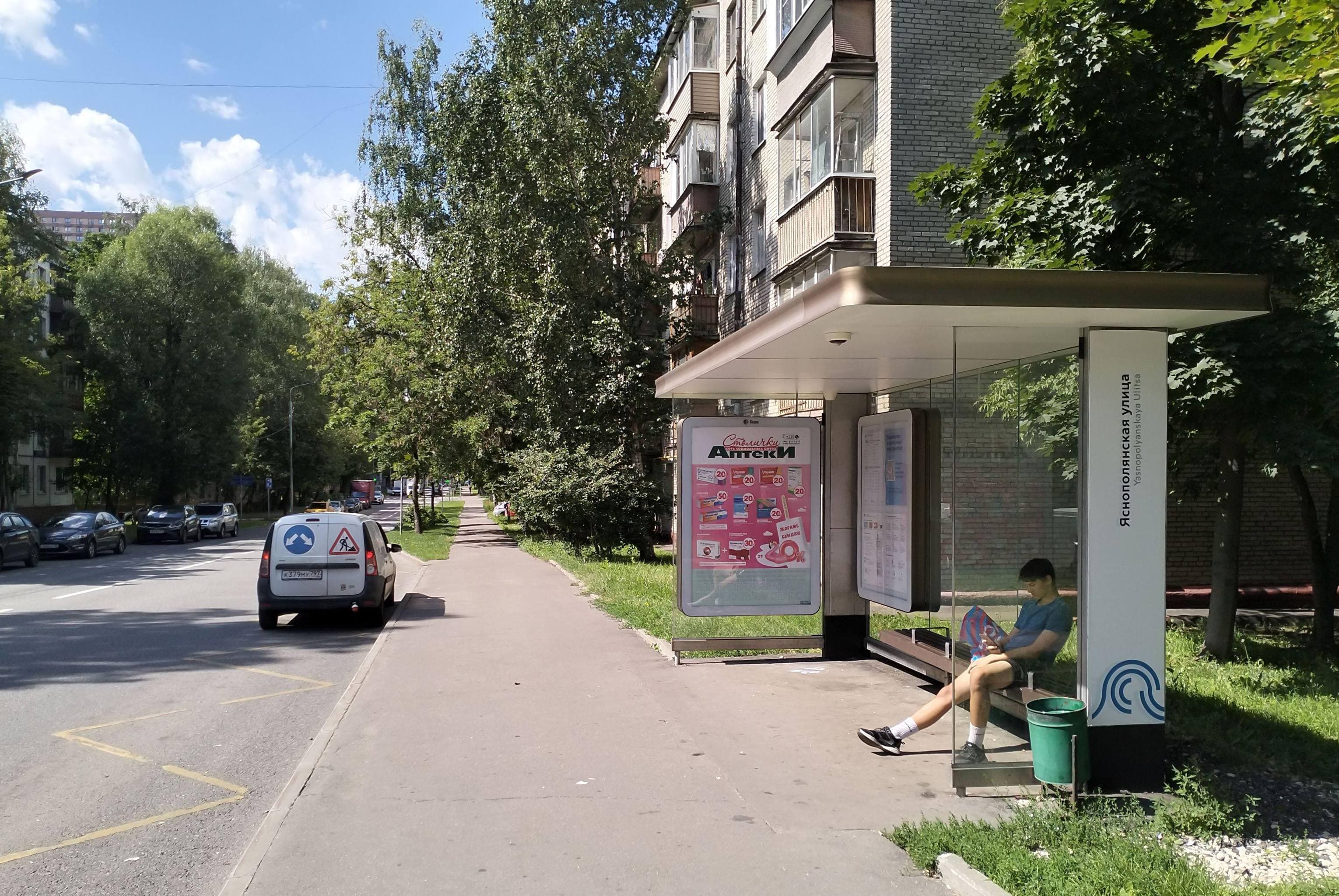 Михайлова ул. 49к1 - ост. "Яснополянская улица", в центр, сторона А Москва. Михайлова ул. 49к1 - ост. "Яснополянская улица", в центр, сторона А