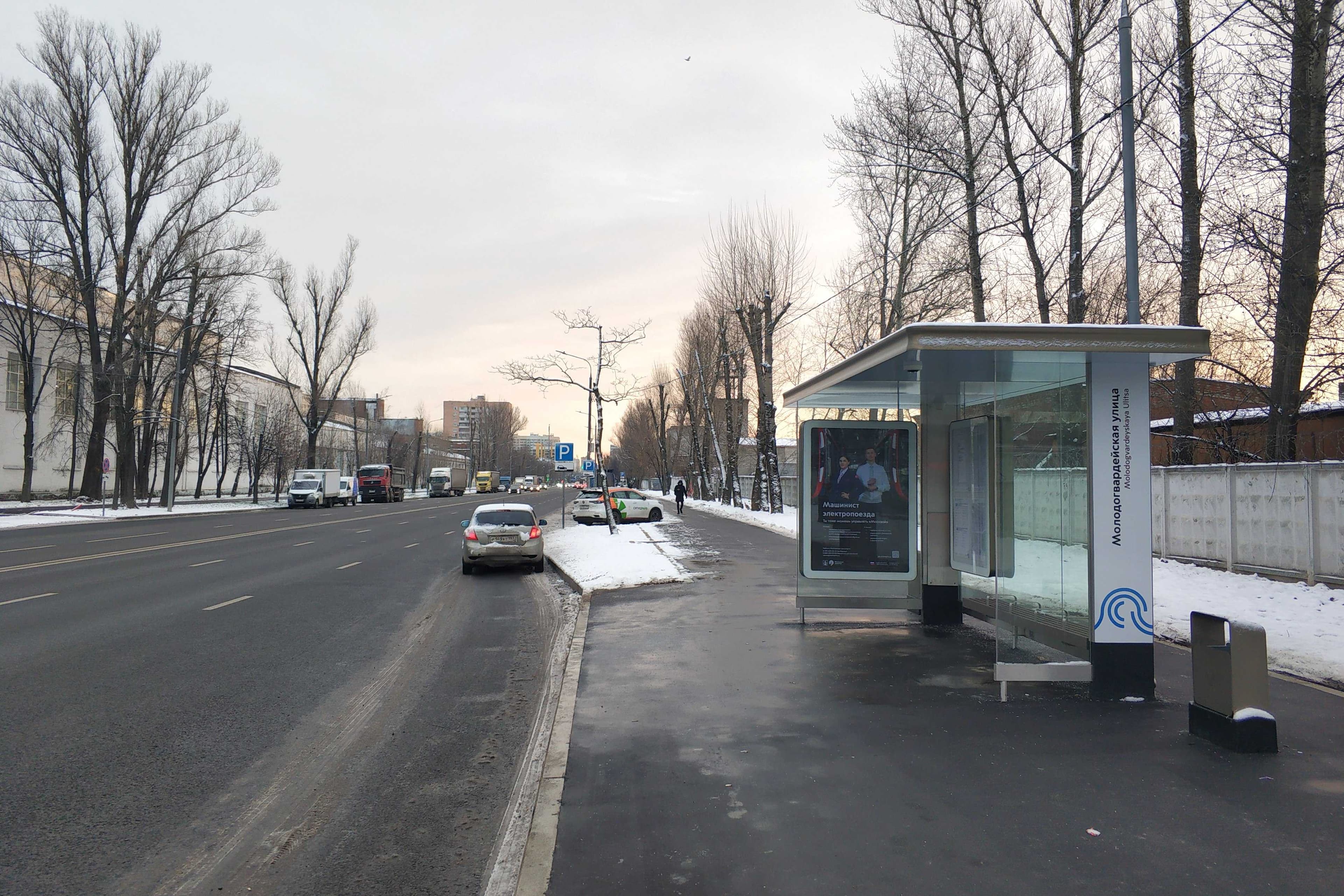 Молодогвардейская улица, д.61, с.4 - ост. "Молодогвардейская улица" (в центр), сторона А Москва. Молодогвардейская улица, д.61, с.4 - ост. "Молодогвардейская улица" (в центр), сторона А