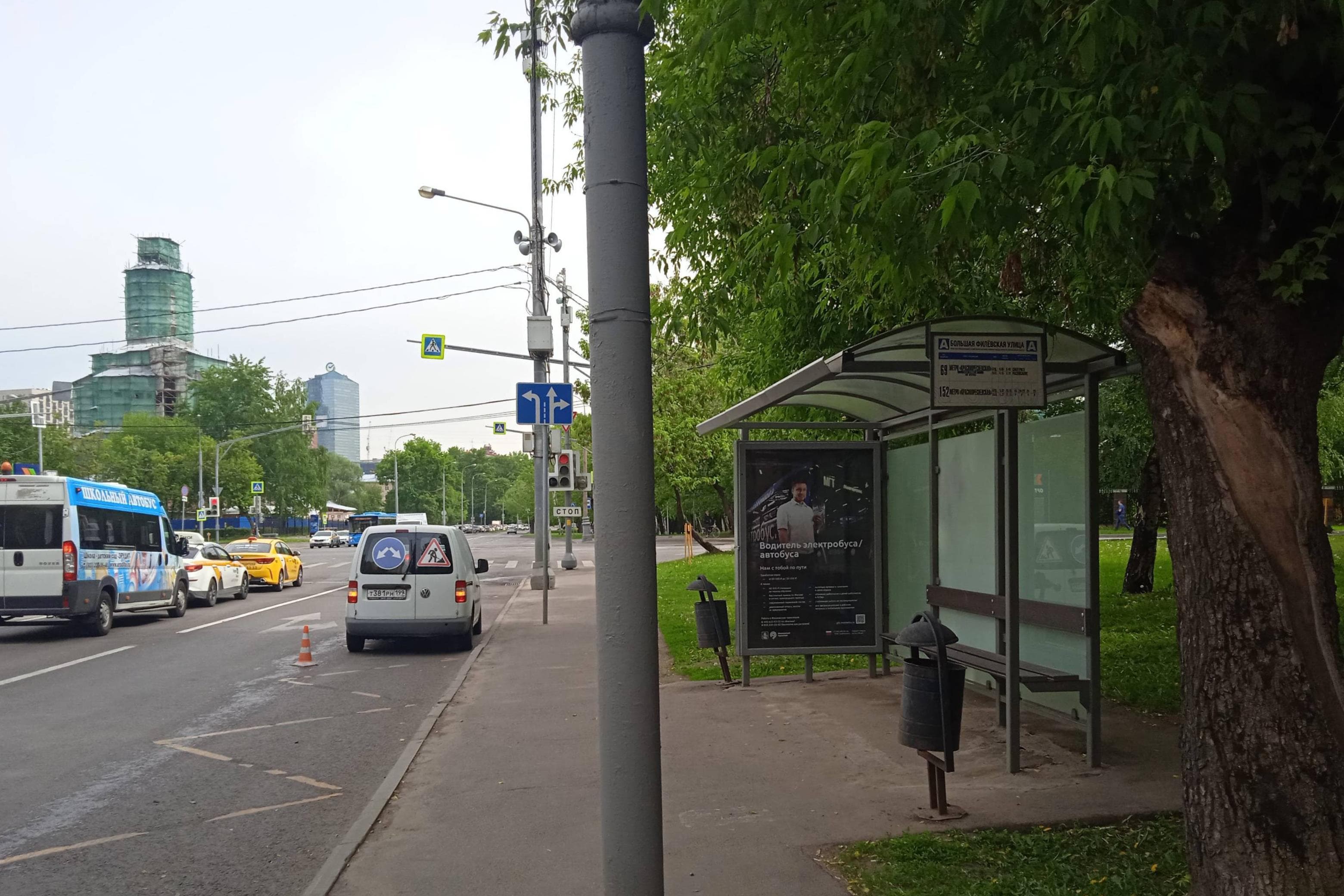 Новозаводская улица, д.13/10 - ост. "Филевская Большая улица" (в центр), сторона А Москва. Новозаводская улица, д.13/10 - ост. "Филевская Большая улица" (в центр), сторона А
