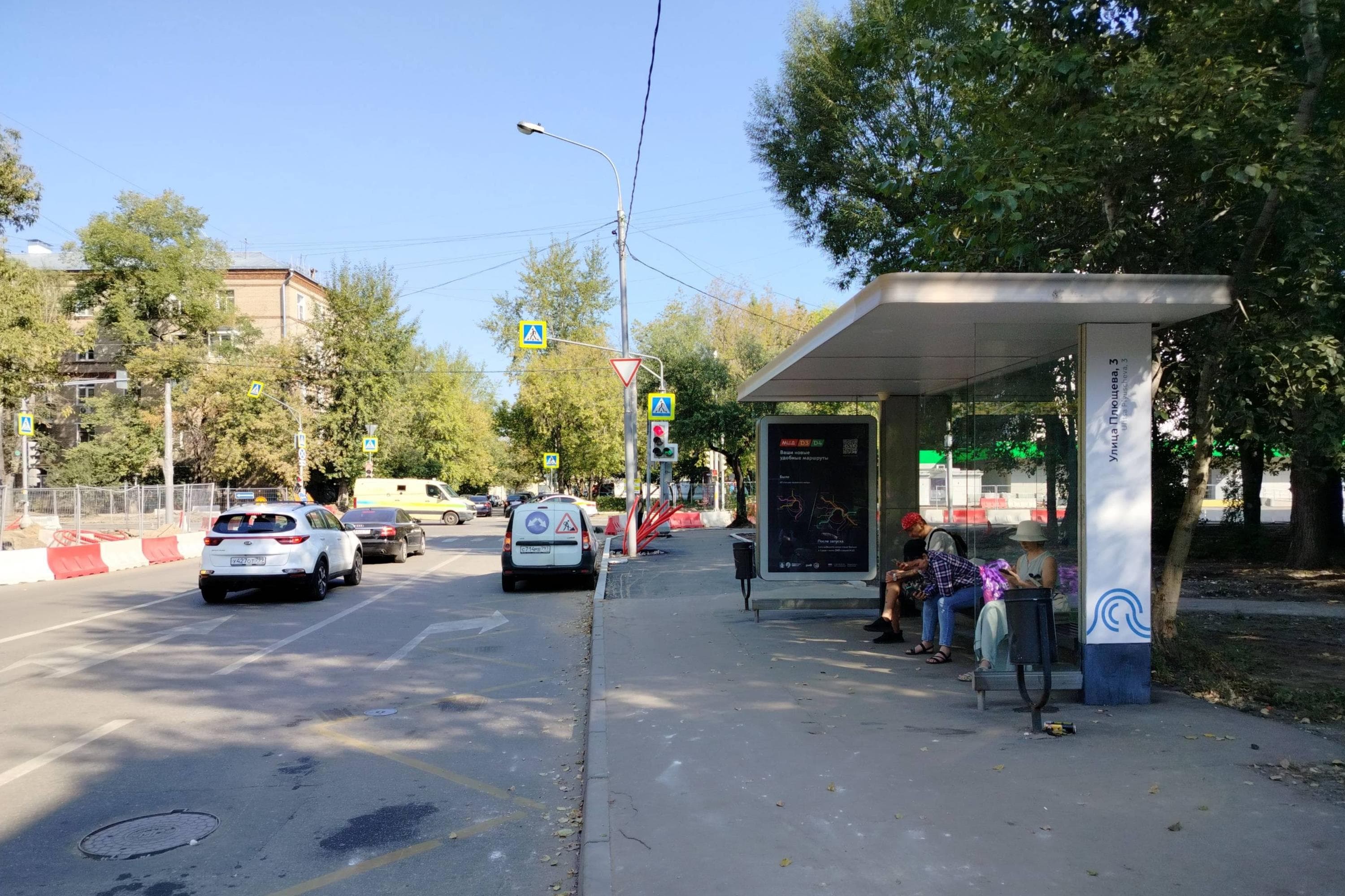 Плющева улица, д.3 - ост. "Плющева улица" (в центр), сторона А Москва. Плющева улица, д.3 - ост. "Плющева улица" (в центр), сторона А