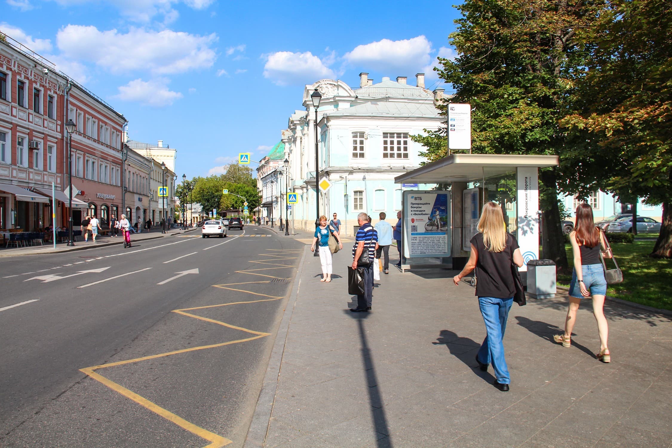 Покровка ул. ост. "Покровские ворота" из центра (роллер), сторона А1 Москва. Покровка ул. ост. "Покровские ворота" из центра (роллер), сторона А1