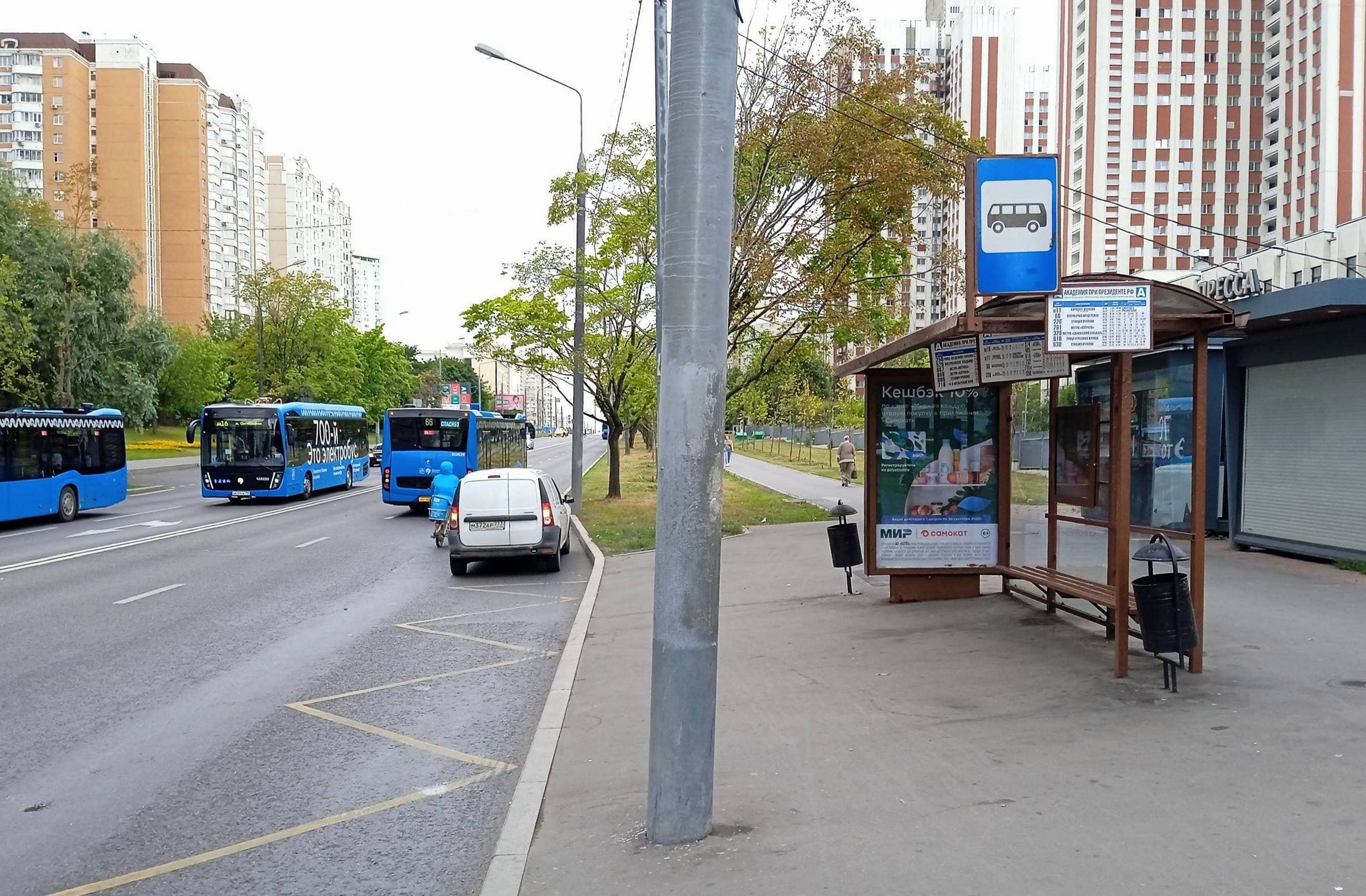 Покрышкина улица, д.1, к.1 (напротив) - ост. "Академия при президенте РФ" (из центра), сторона А Москва. Покрышкина улица, д.1, к.1 (напротив) - ост. "Академия при президенте РФ" (из центра), сторона А
