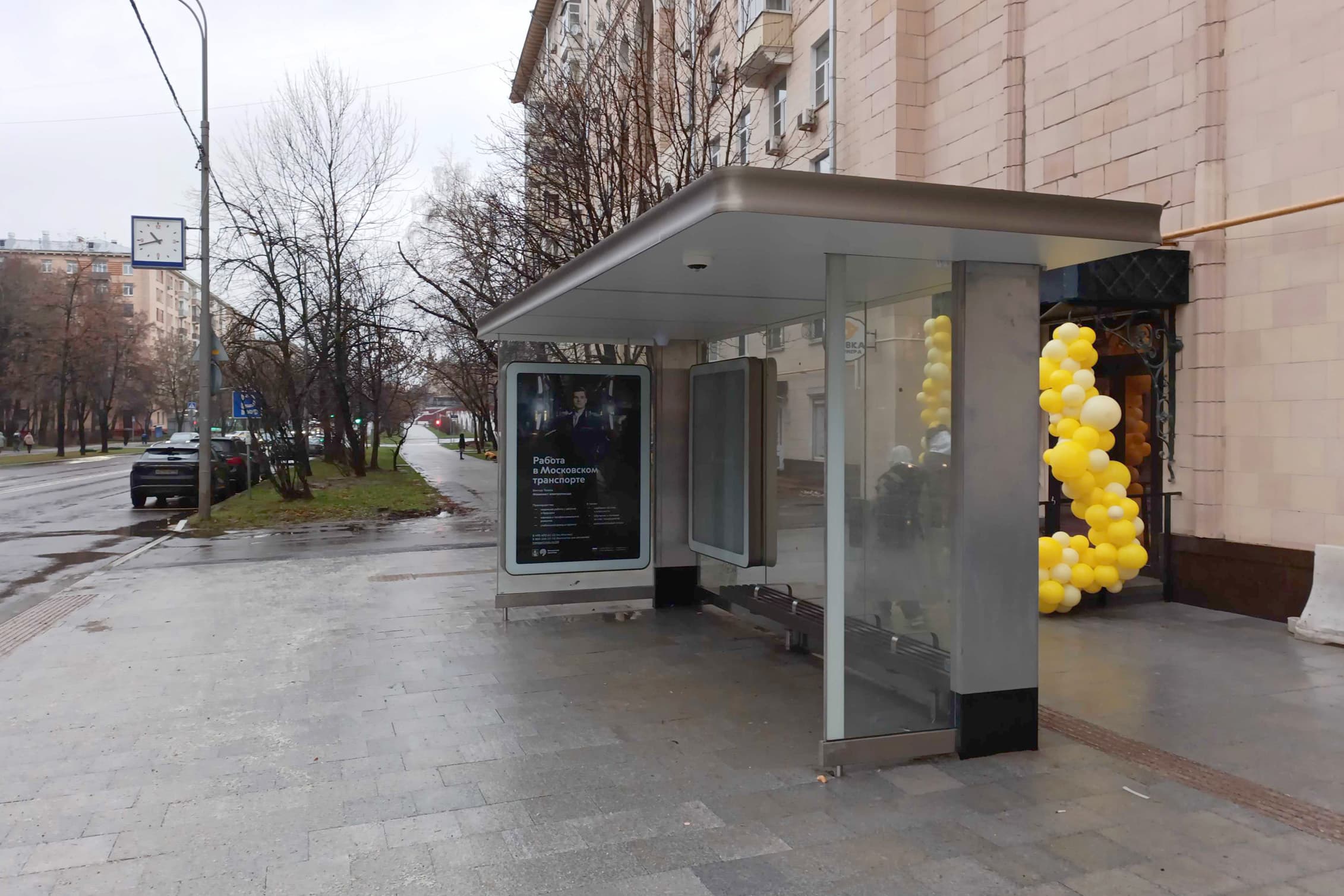 Строителей ул. 3 напротив - ост. "Метро Вавиловская", (светофор), сторона А Москва. Строителей ул. 3 напротив - ост. "Метро Вавиловская", (светофор), сторона А