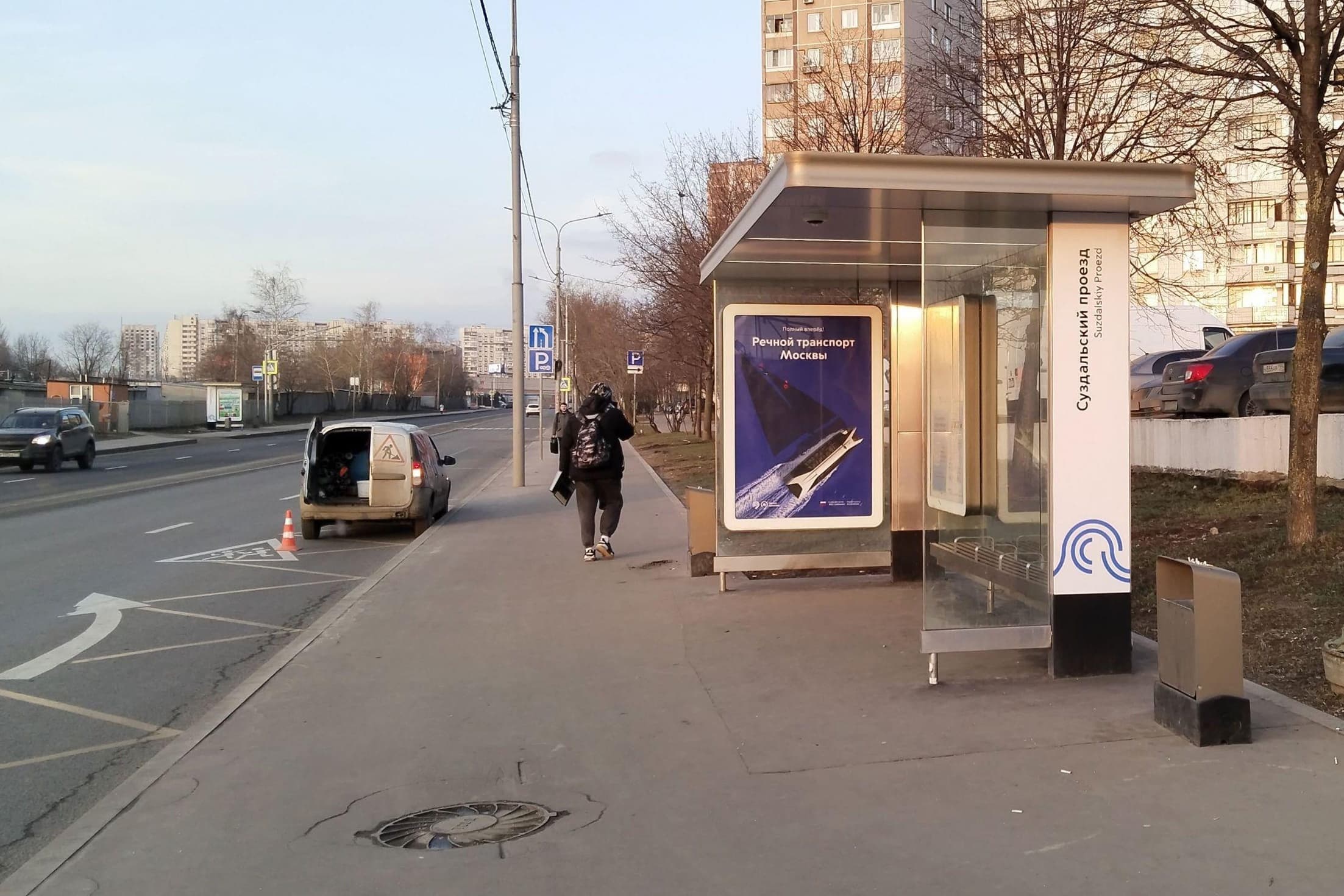 Суздальская улица, д.12, к.1 - ост. "Торговый центр на Суздальской" (из центра), сторона А1 Москва. Суздальская улица, д.12, к.1 - ост. "Торговый центр на Суздальской" (из центра), сторона А1