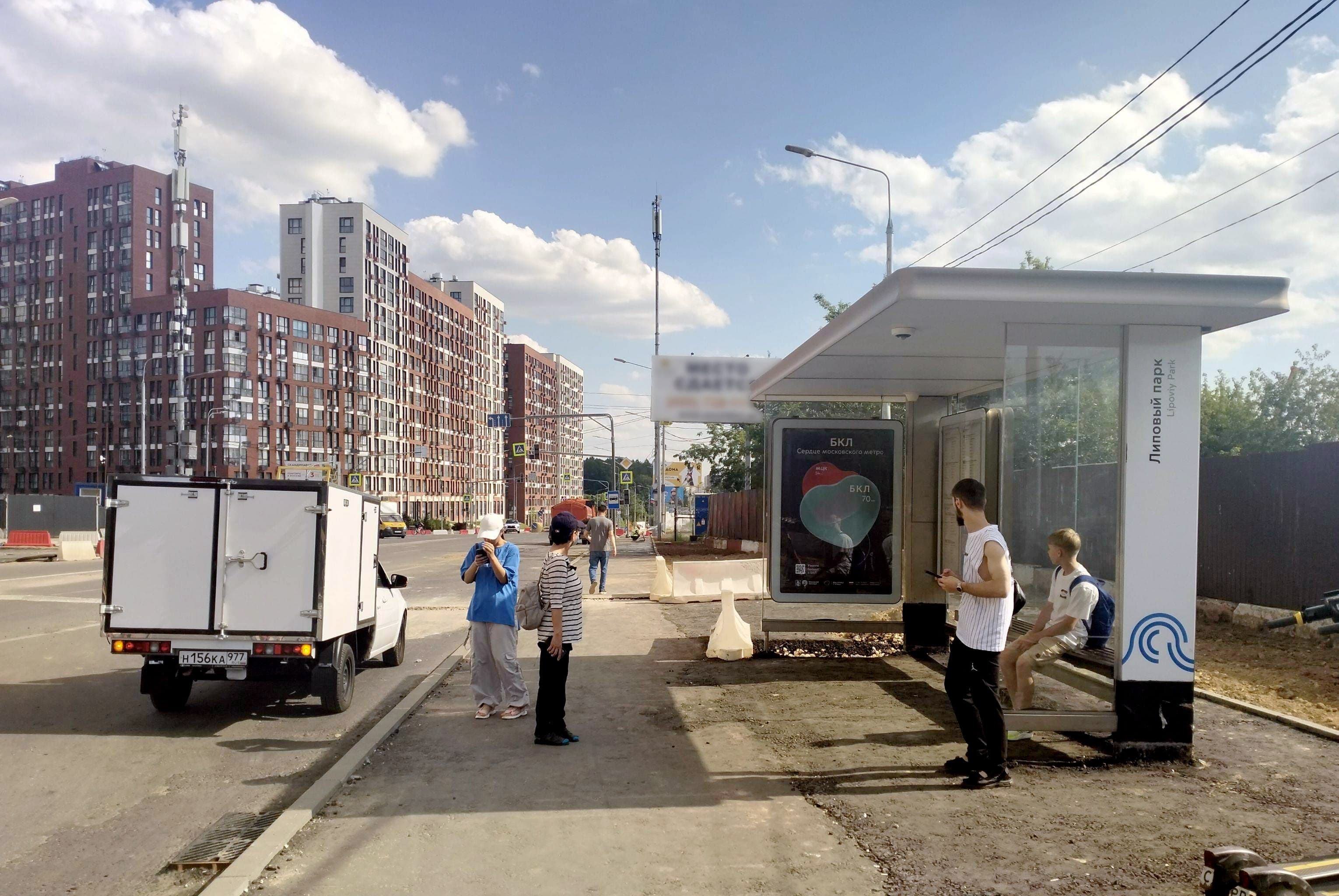 ТиНАО, пос. Коммунарка, Александры Монаховой ул. 30-28 - ост. "Липовый парк", сторона А Москва. ТиНАО, пос. Коммунарка, Александры Монаховой ул. 30-28 - ост. "Липовый парк", сторона А