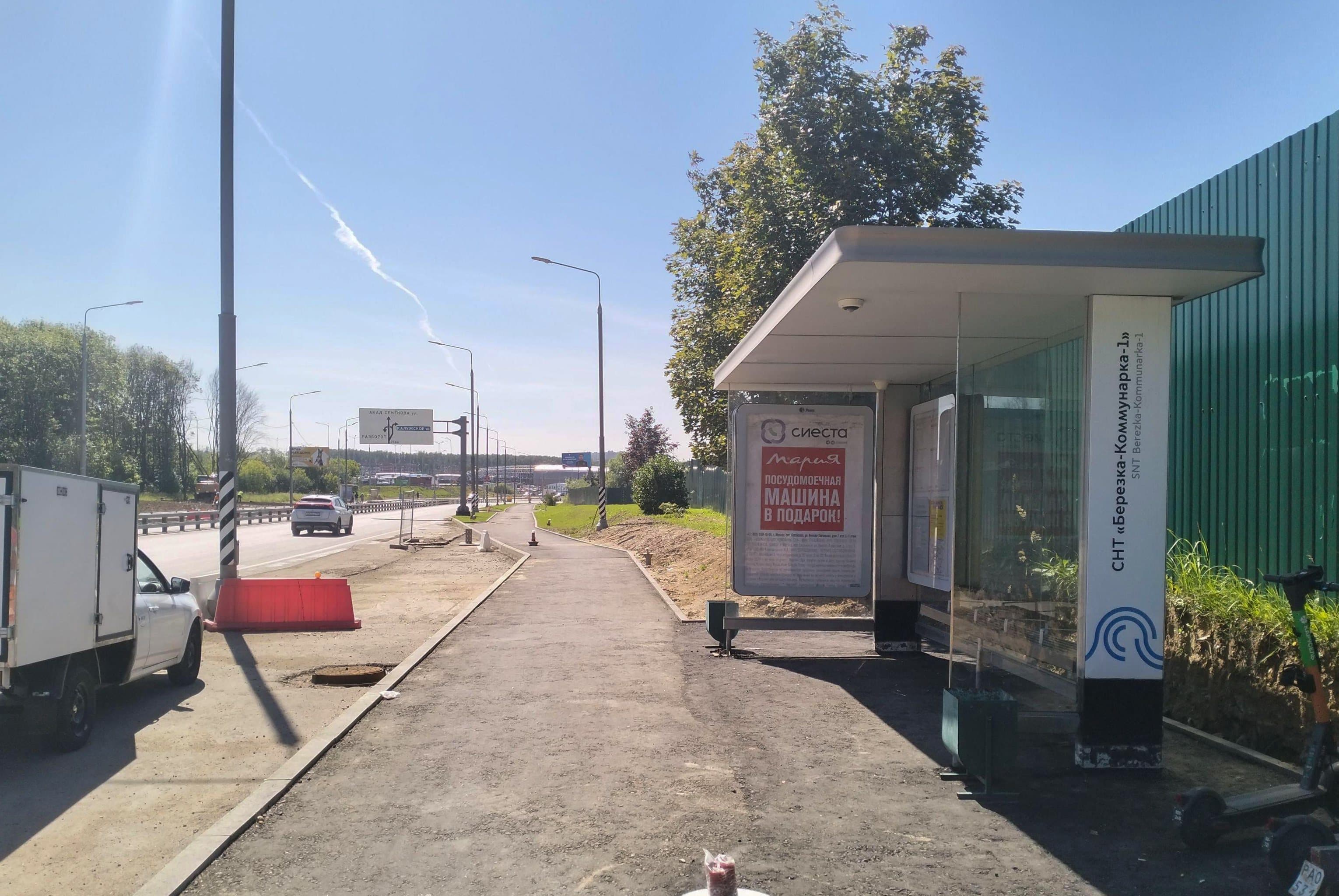 ТиНАО, пос. Коммунарка, Александры Монаховой ул. 45, н-в - ост. "СНТ "Берёзка-Коммунарка-1", сторона А Москва. ТиНАО, пос. Коммунарка, Александры Монаховой ул. 45, н-в - ост. "СНТ "Берёзка-Коммунарка-1", сторона А