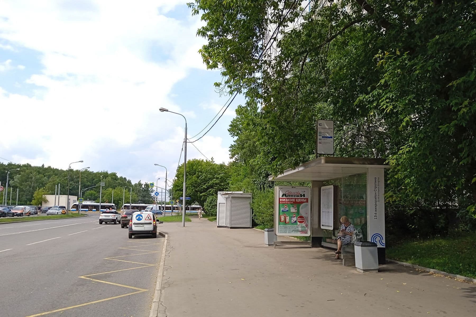 Твардовского улица, д.1 - ост. "13-й микрорайон Строгина" (в центр), сторона А Москва. Твардовского улица, д.1 - ост. "13-й микрорайон Строгина" (в центр), сторона А
