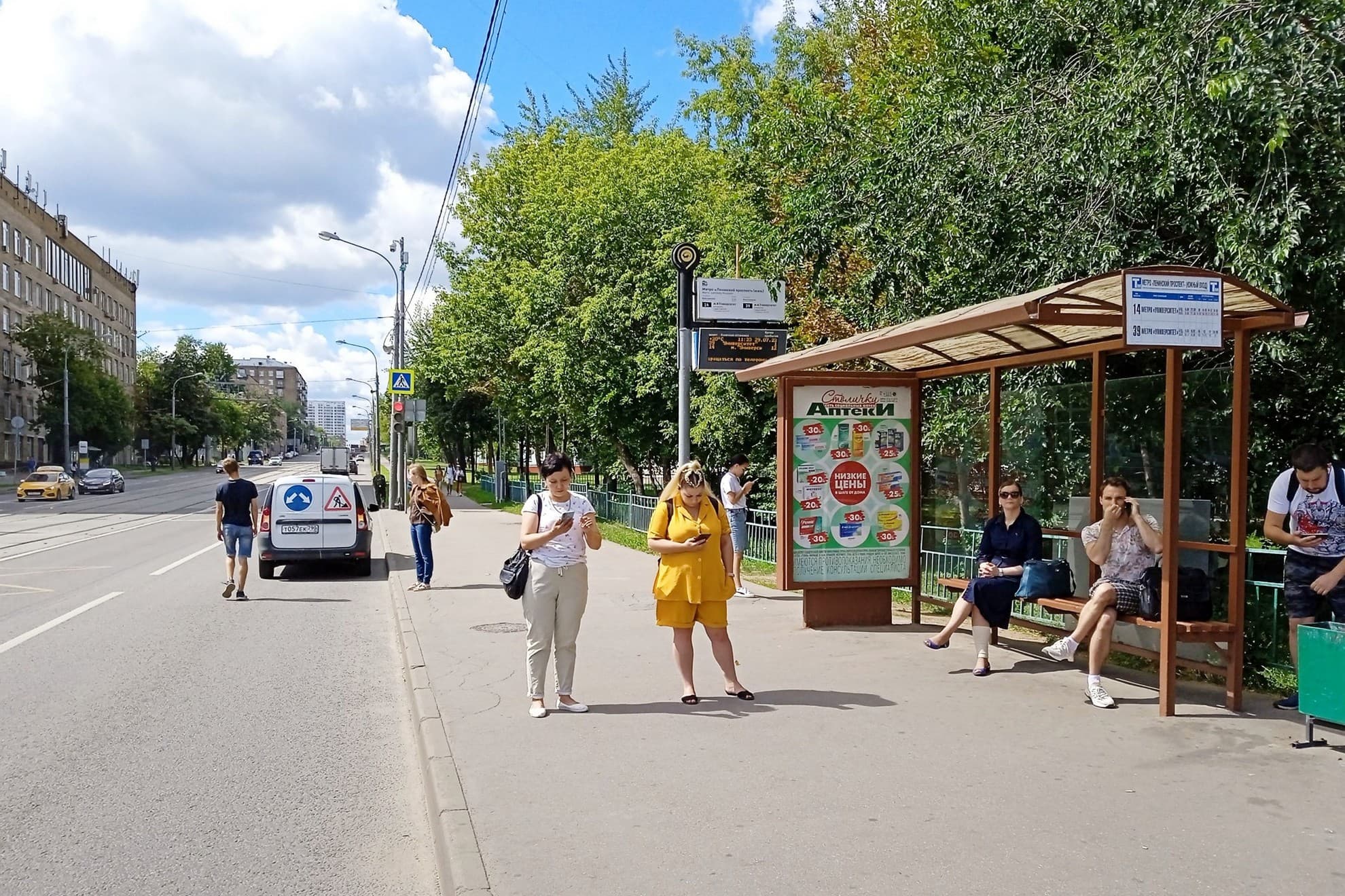 Вавилова улица, д.8 - ост. "метро Ленинский проспект - (Южный вестибюль)" (из центра), сторона А Москва. Вавилова улица, д.8 - ост. "метро Ленинский проспект - (Южный вестибюль)" (из центра), сторона А