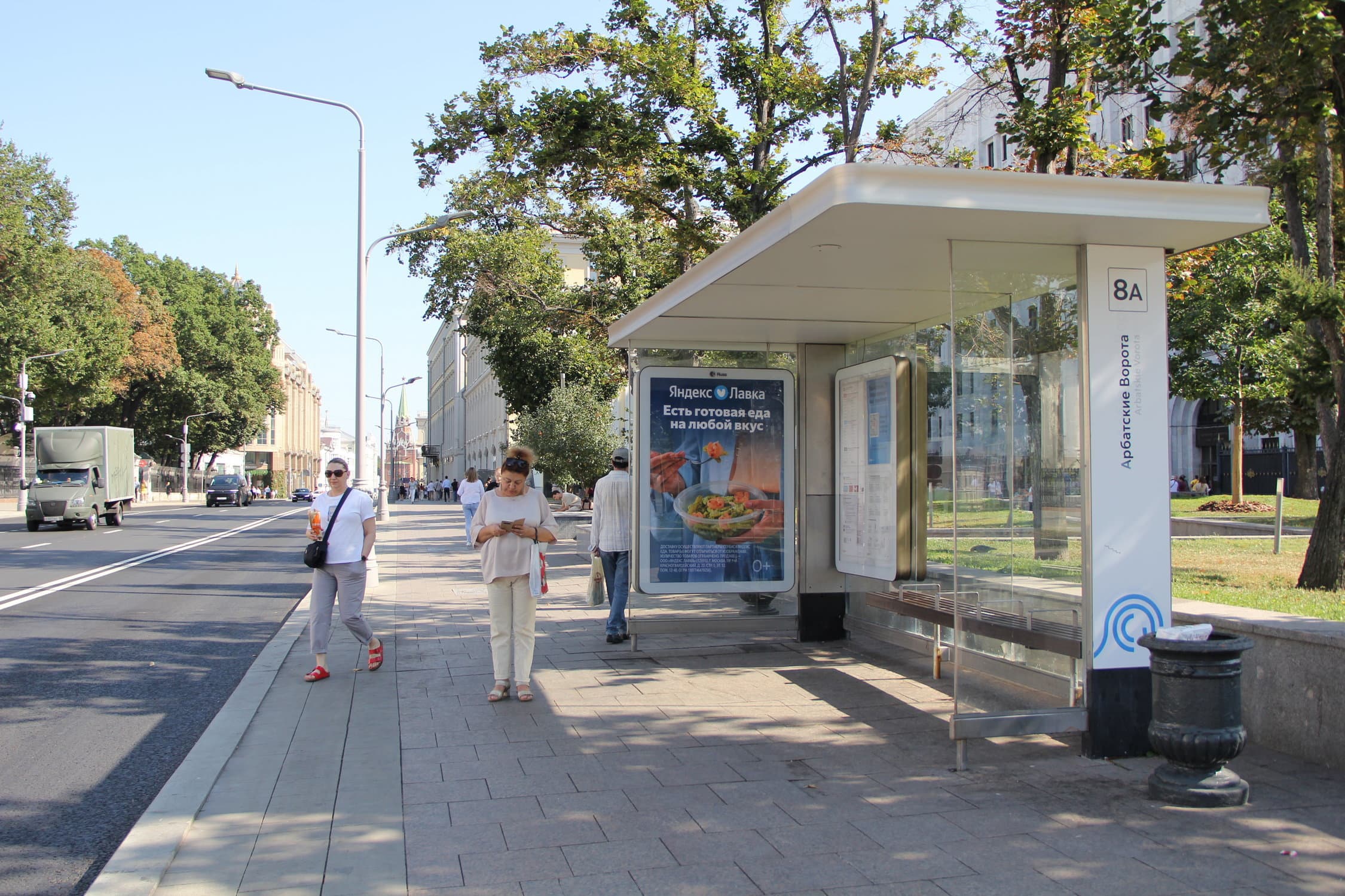Воздвиженка ул. 9с2 - ост. "Арбатские Ворота", в центр, (м. "Арбатская"), сторона А Москва. Воздвиженка ул. 9с2 - ост. "Арбатские Ворота", в центр, (м. "Арбатская"), сторона А