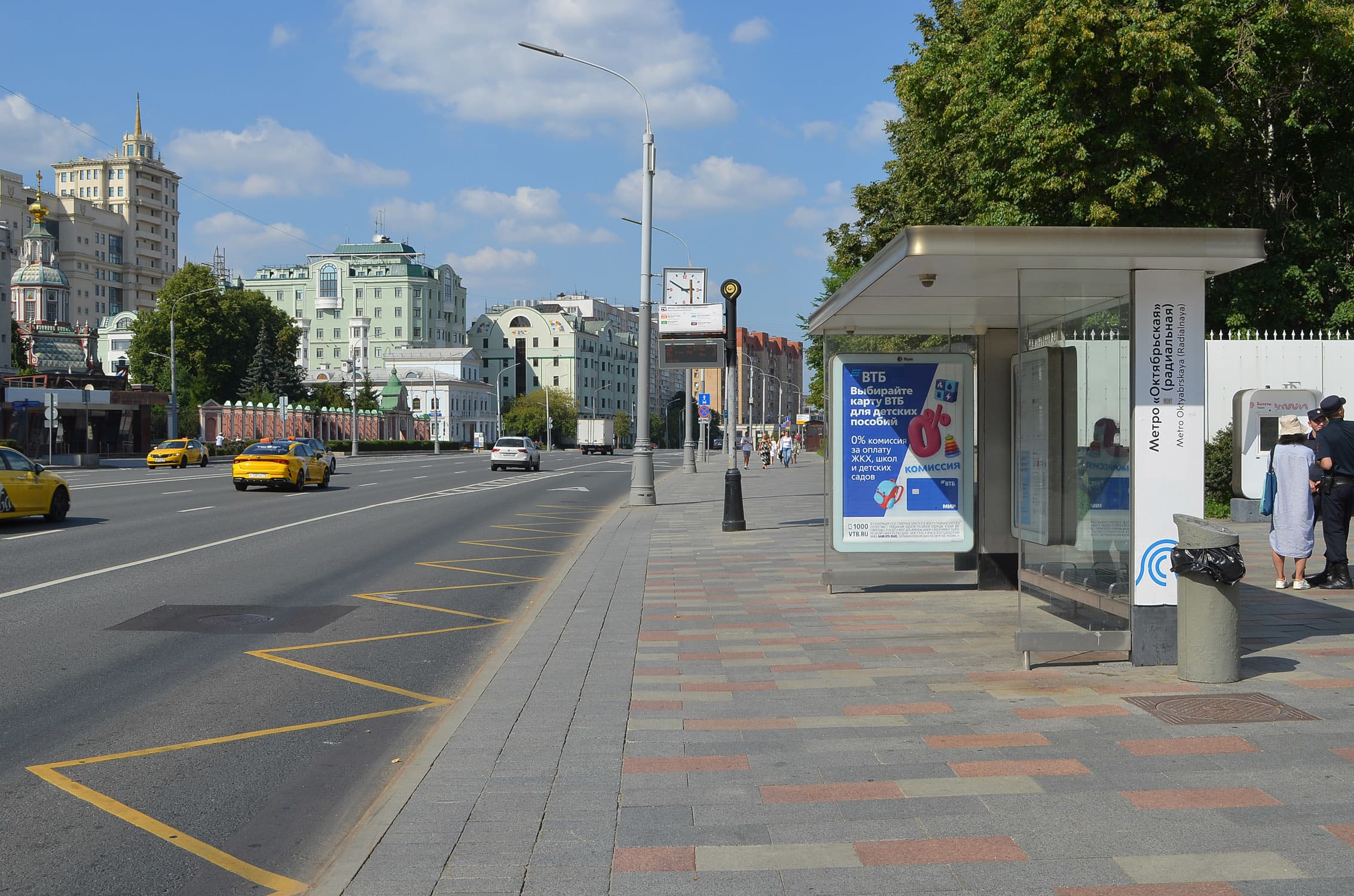 Якиманка Б. ул. 49 - ост. "МЕТРО ОКТЯБРЬСКАЯ (радиальная)" (в центр) - поз.1 (роллер), сторона А1 Москва. Якиманка Б. ул. 49 - ост. "МЕТРО ОКТЯБРЬСКАЯ (радиальная)" (в центр) - поз.1 (роллер), сторона А1