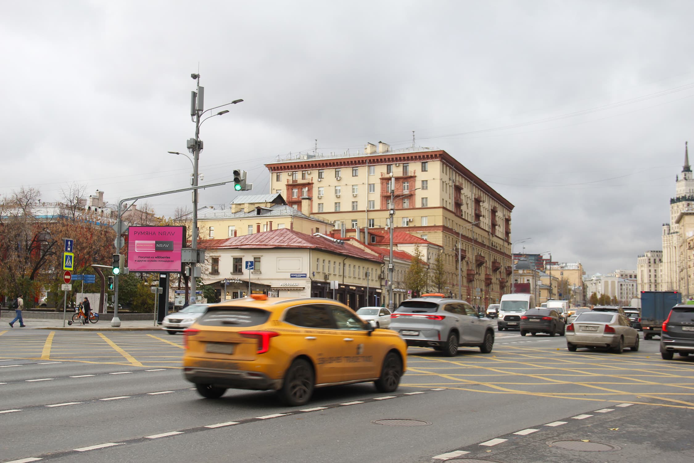 Садовая-Черногрязская ул. 22с1, Х с ул. Покровка, (светофор), сторона Б1 Москва. Садовая-Черногрязская ул. 22с1, Х с ул. Покровка, (светофор), сторона Б1