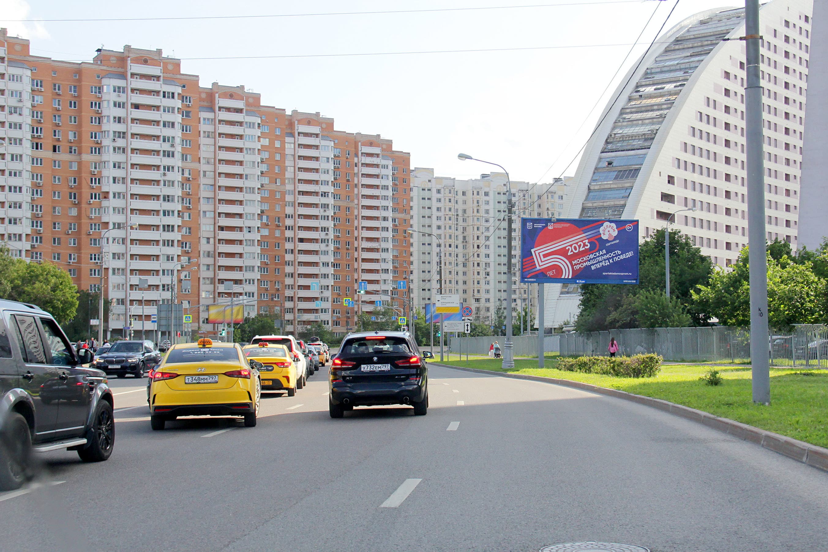 Авиаконструктора Сухого ул. 5к4 по Ходынскому б-ру (светофор, дворец спорта ""Мегаспорт"), сторона А Москва. Авиаконструктора Сухого ул. 5к4 по Ходынскому б-ру (светофор, дворец спорта ""Мегаспорт"), сторона А