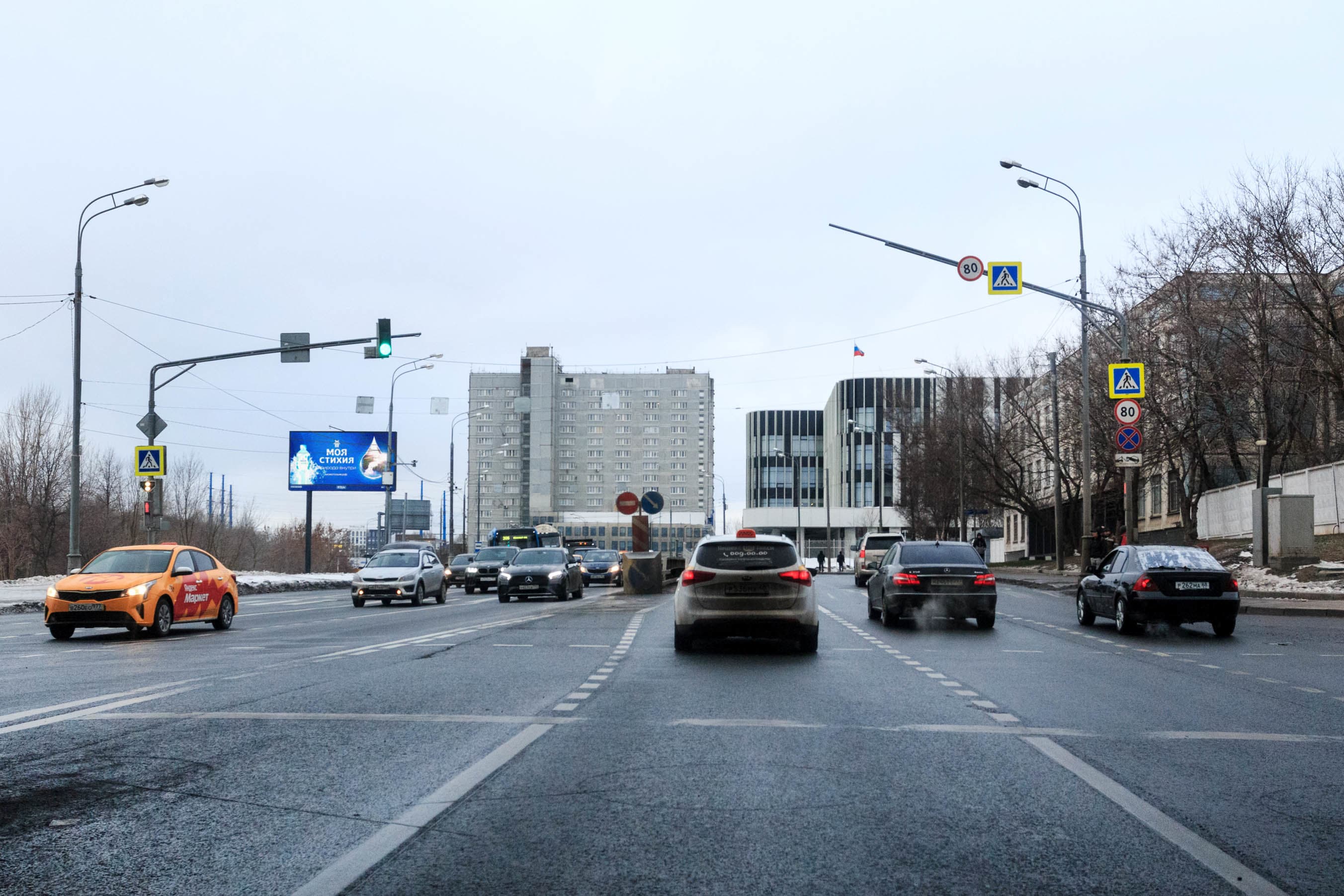 Генерала Дорохова проспект 36к4 напротив, Х с ул. Рябиновая, (светофор, "Metro"), сторона Б1 Москва. Генерала Дорохова проспект 36к4 напротив, Х с ул. Рябиновая, (светофор, "Metro"), сторона Б1