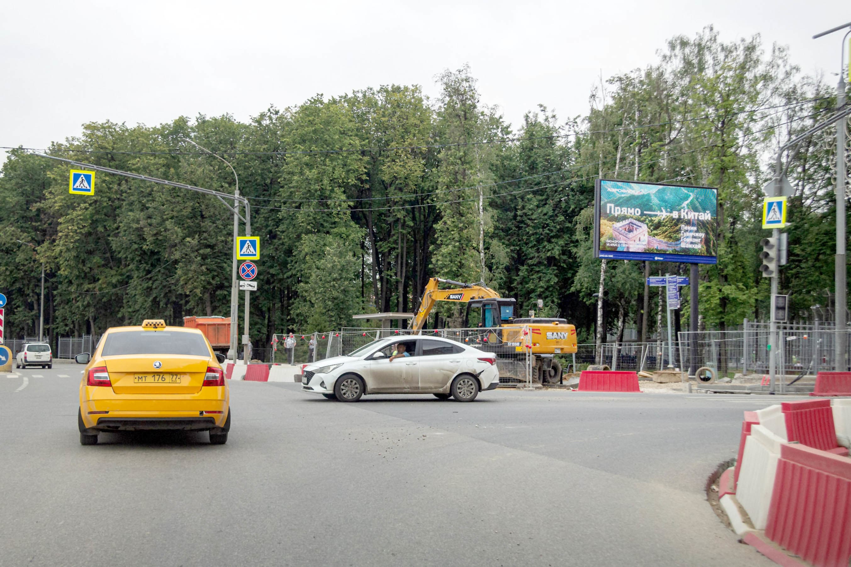 Коммунарка, Александры Монаховой ул. 30с2, н-в, 50 м после Х с ул. Липовый Парк (Digital), (светофор), сторона А1 Москва. Коммунарка, Александры Монаховой ул. 30с2, н-в, 50 м после Х с ул. Липовый Парк (Digital), (светофор), сторона А1