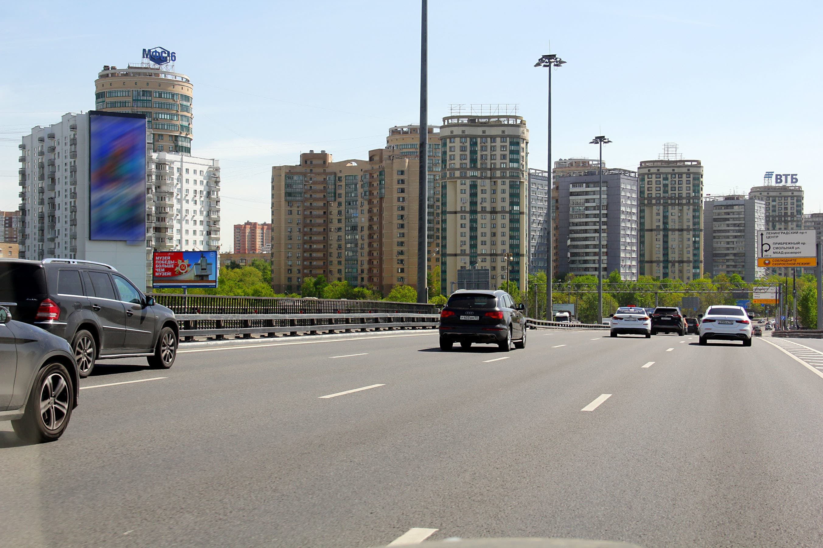 Ленинградское ш. 134, 220 м после въезда на мост через канал им. Москвы, сторона Б Москва. Ленинградское ш. 134, 220 м после въезда на мост через канал им. Москвы, сторона Б