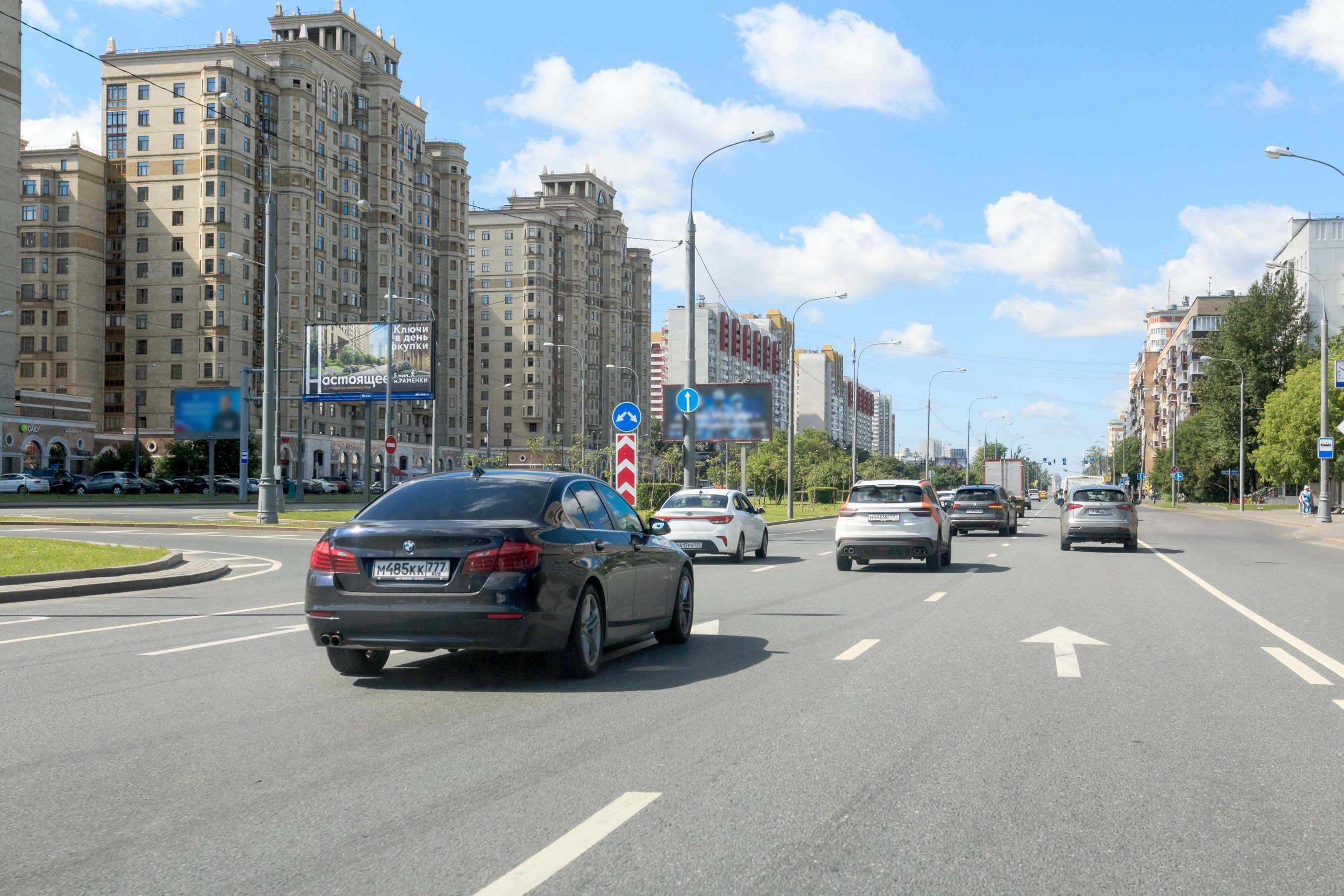 Мичуринский пр-т 8с1, ЦРП, 100 м до X с Ломоносовским пр-том (светофор, м. "Ломоносовский проспект"), сторона А Москва. Мичуринский пр-т 8с1, ЦРП, 100 м до X с Ломоносовским пр-том (светофор, м. "Ломоносовский проспект"), сторона А