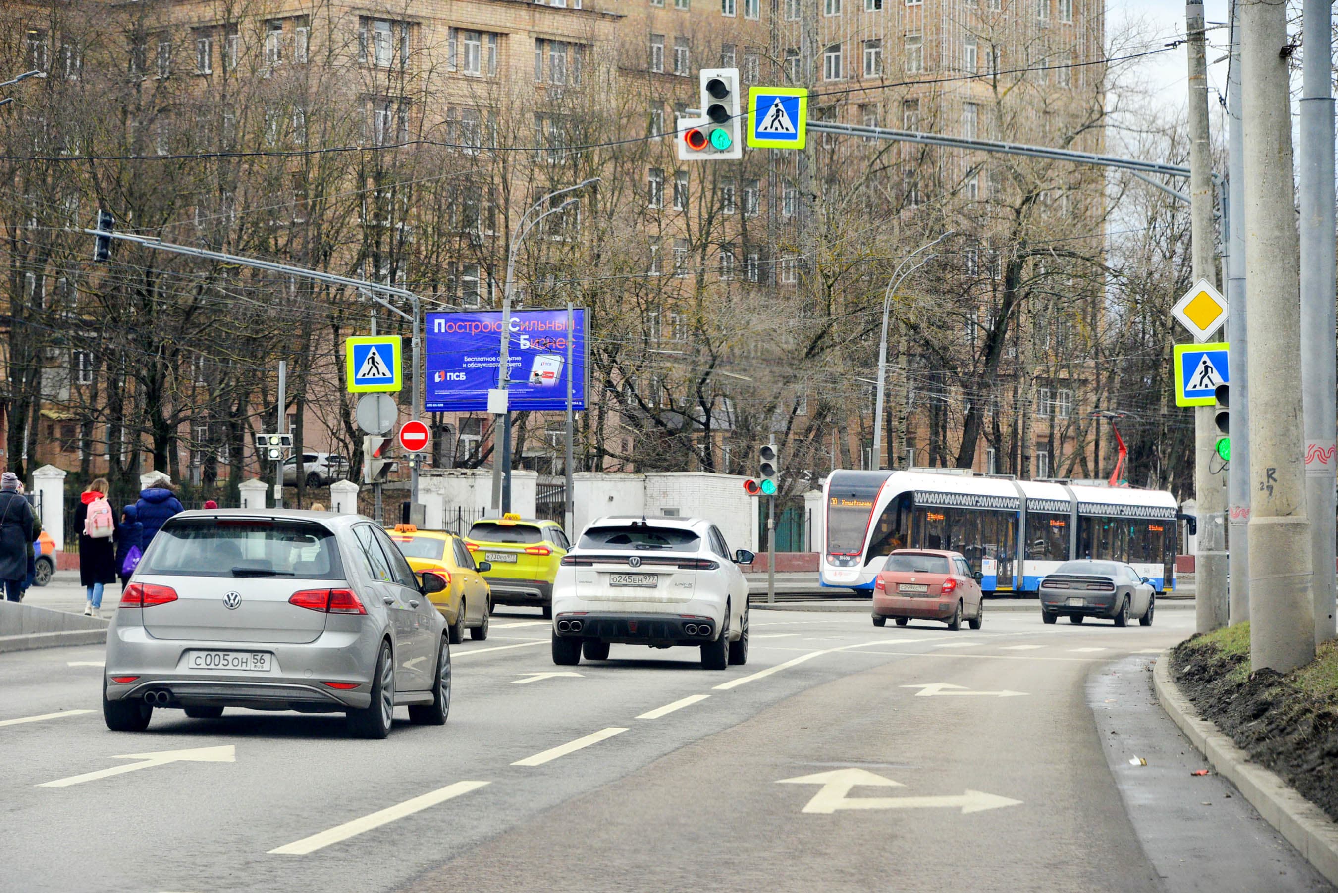 Новощукинская ул. 5-7, 50 м до Х с ул. Маршала Новикова (светофор), сторона Б Москва. Новощукинская ул. 5-7, 50 м до Х с ул. Маршала Новикова (светофор), сторона Б
