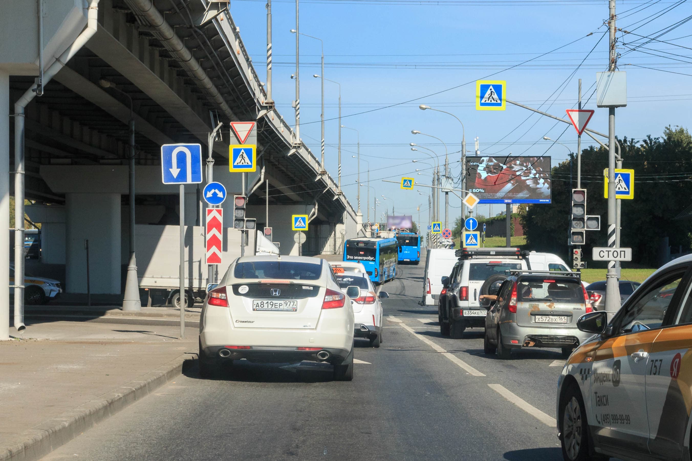 Рябиновая ул. 55с32, дублер, Х с проспектом Генерала Дорохова, (светофор), сторона А1 Москва. Рябиновая ул. 55с32, дублер, Х с проспектом Генерала Дорохова, (светофор), сторона А1