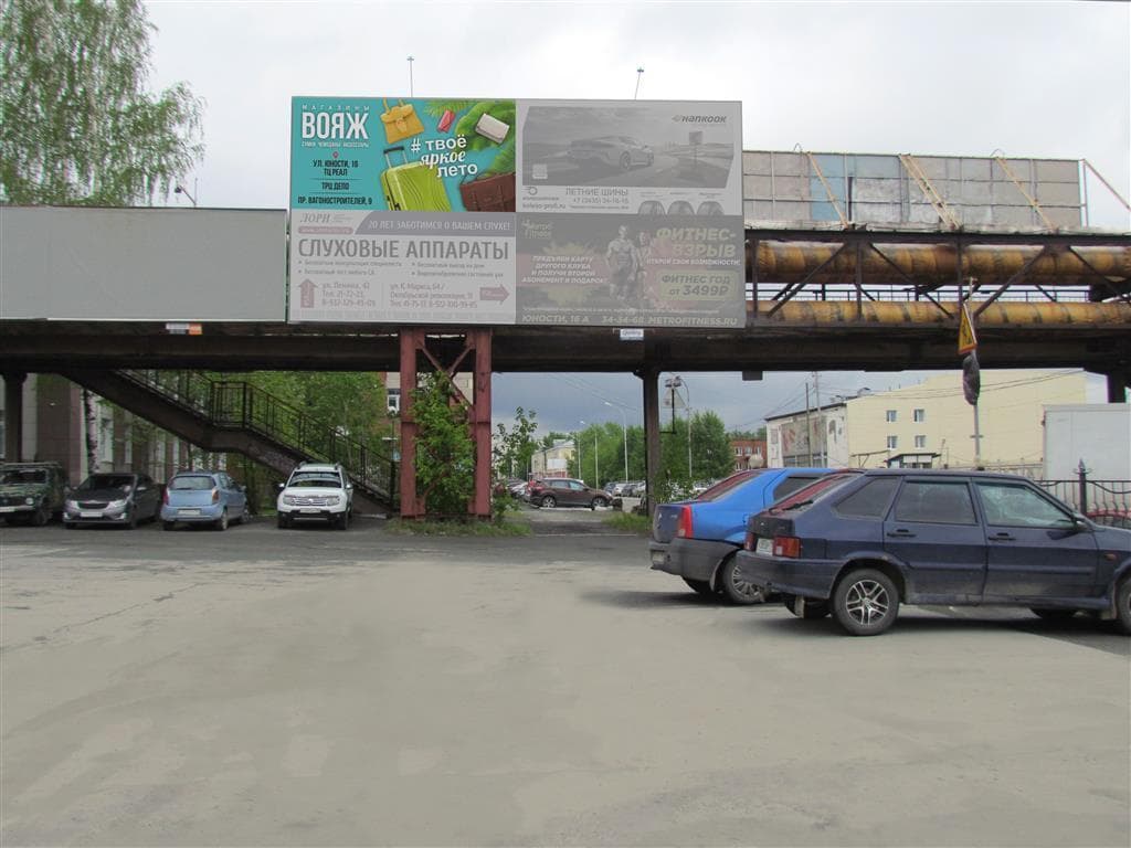 Октябрьской революции ул. 66 - Учительская ул., трубопровод, ТЦ "ЦУМ", направление в центр, сторона А1 Нижний Тагил. Октябрьской революции ул. 66 - Учительская ул., трубопровод, ТЦ "ЦУМ", направление в центр, сторона А1