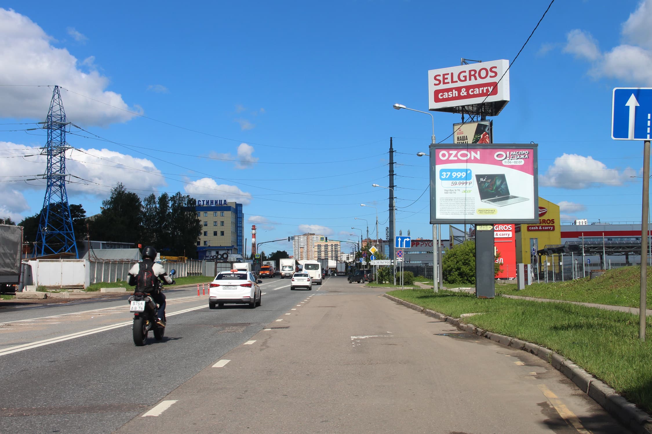 shit 3x6 Реклама 2.7x3.7 по адресу 00км 200м, справа от Минского шоссе, напротив, д. 19 по ул. Восточная (съезд к Castorama и Selgros)