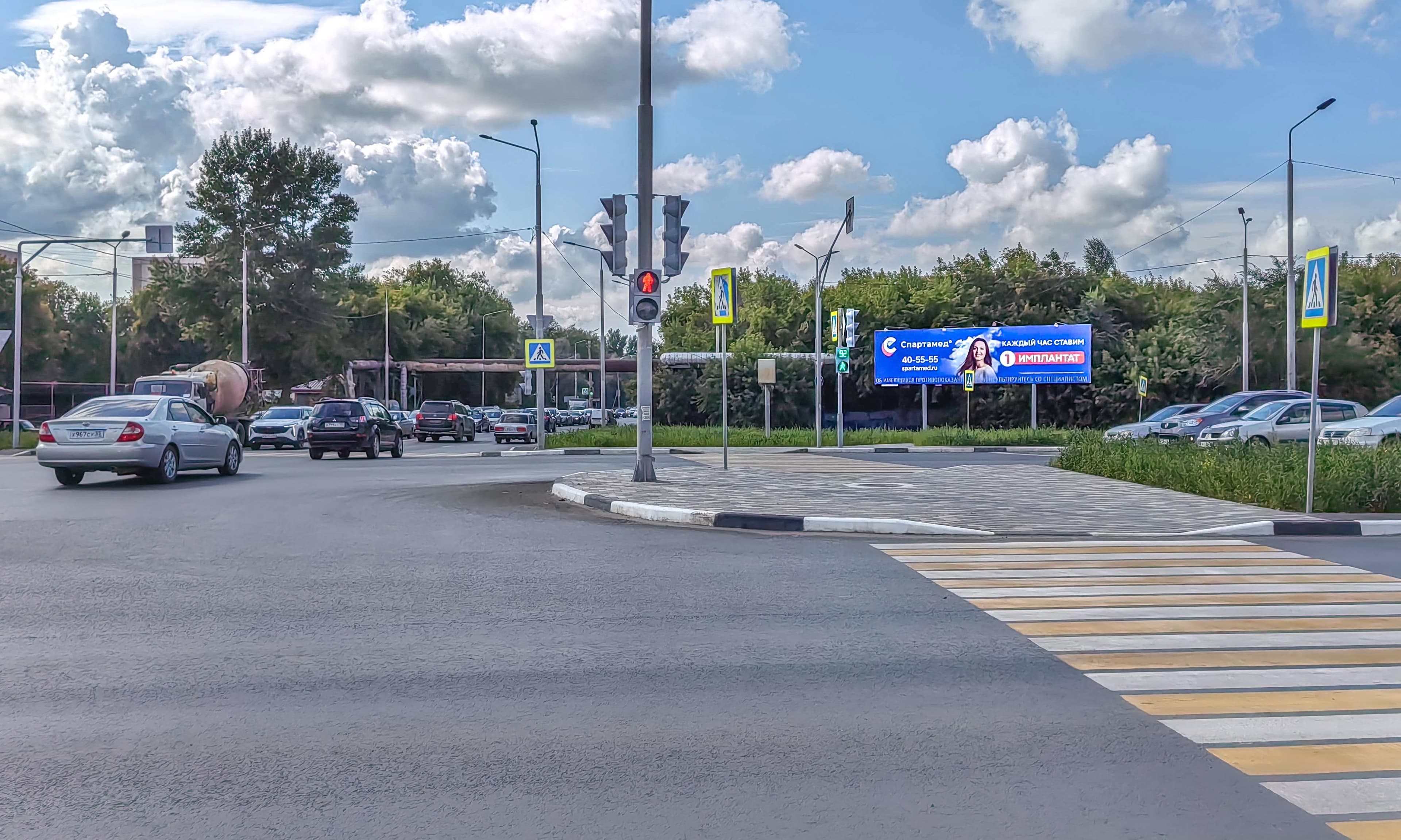 Королева проспект 16/3 напротив, Х с ул. Заозерная, (светофор), сторона А Омск. Королева проспект 16/3 напротив, Х с ул. Заозерная, (светофор), сторона А