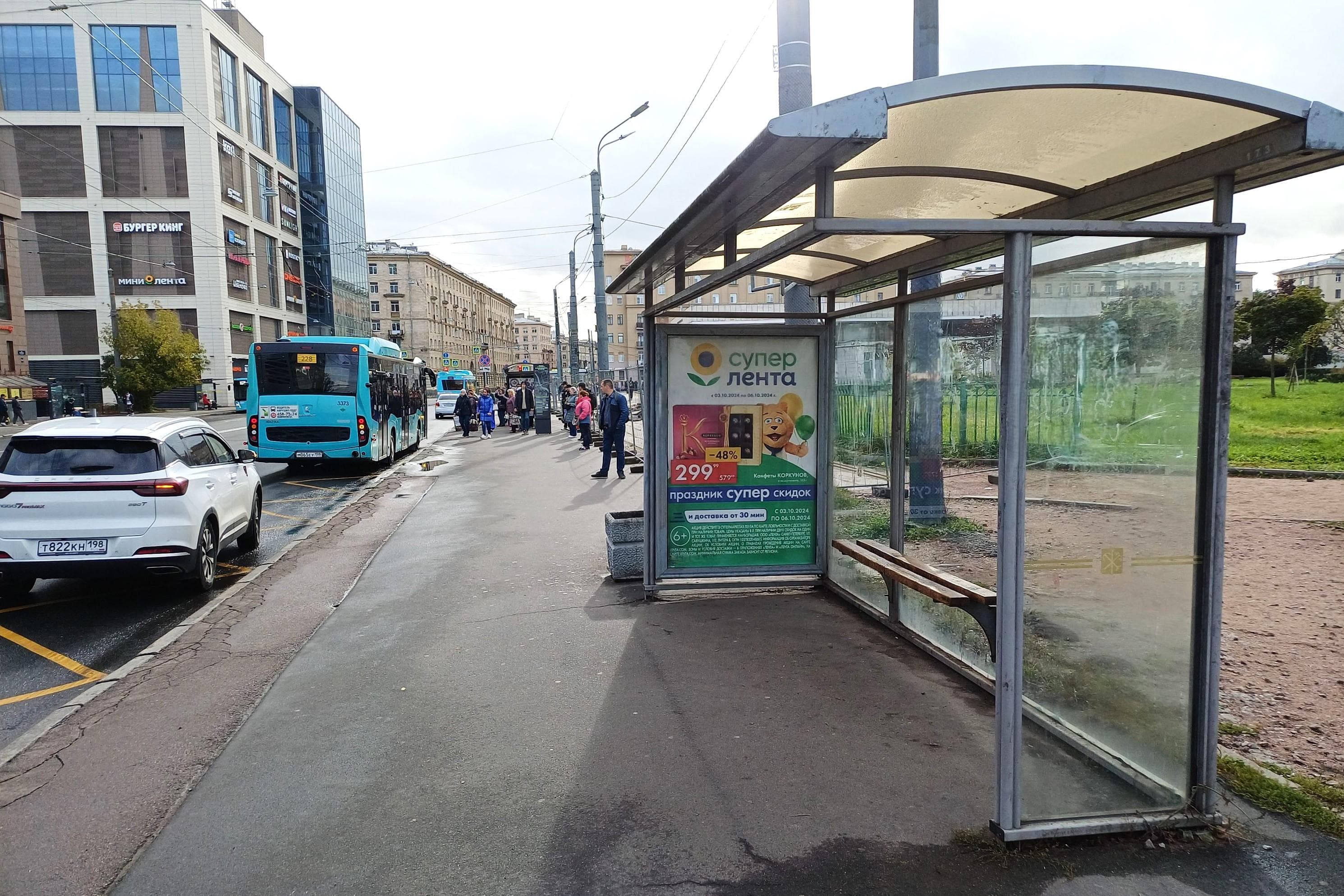 Бабушкина ул. 38 напротив - ост. "Станция метро Ломоносовская", (светофор, ТЦ "Спутник"), сторона А Санкт-Петербург. Бабушкина ул. 38 напротив - ост. "Станция метро Ломоносовская", (светофор, ТЦ "Спутник"), сторона А