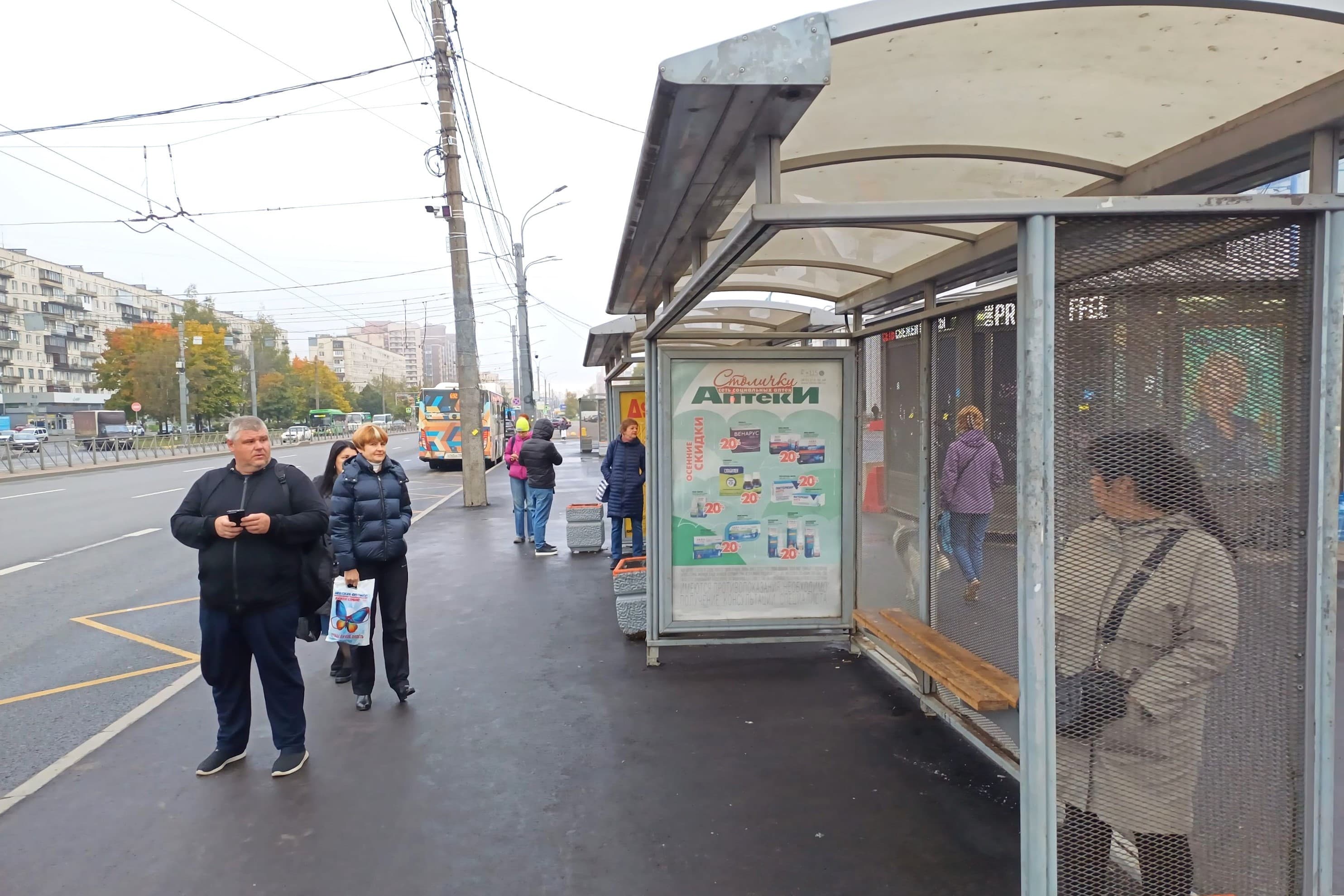 Большевиков проспект 19 напротив - ост. "Станция метро Улица Дыбенко", (светофор, ТЦ "Невский), поз. 1, сторона А Санкт-Петербург. Большевиков проспект 19 напротив - ост. "Станция метро Улица Дыбенко", (светофор, ТЦ "Невский), поз. 1, сторона А