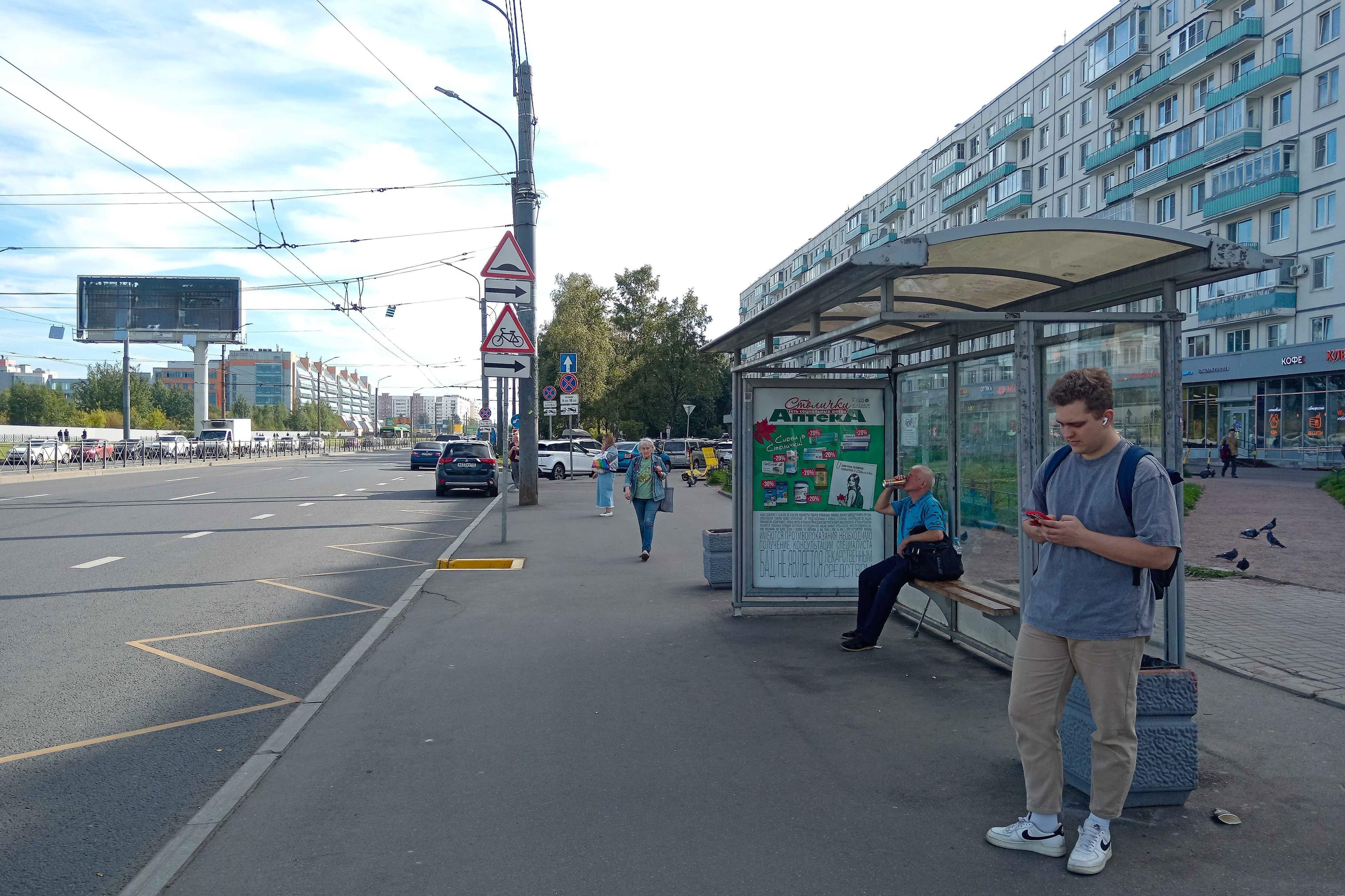 Большевиков проспект 21 - ост. "Станция метро Улица Дыбенко", (светофор, ТЦ "Невский"), сторона А Санкт-Петербург. Большевиков проспект 21 - ост. "Станция метро Улица Дыбенко", (светофор, ТЦ "Невский"), сторона А