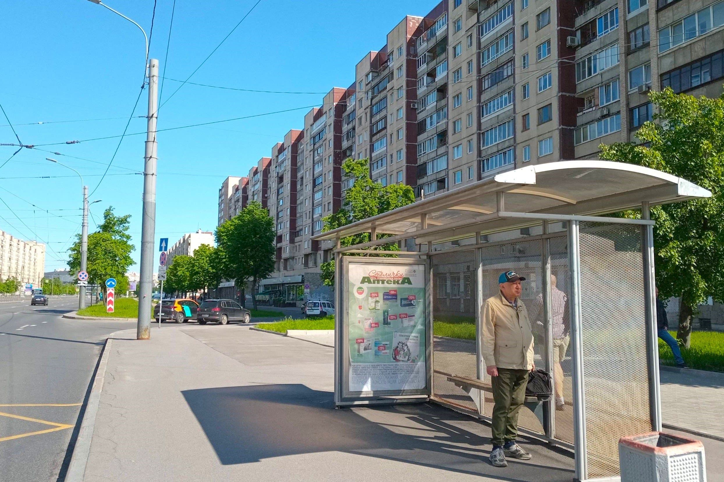 Большевиков проспект 9к1 напротив - ост. "Улица Подвойского / Проспект Большевиков, 8", (светофор, "О'Кей"), сторона А Санкт-Петербург. Большевиков проспект 9к1 напротив - ост. "Улица Подвойского / Проспект Большевиков, 8", (светофор, "О'Кей"), сторона А