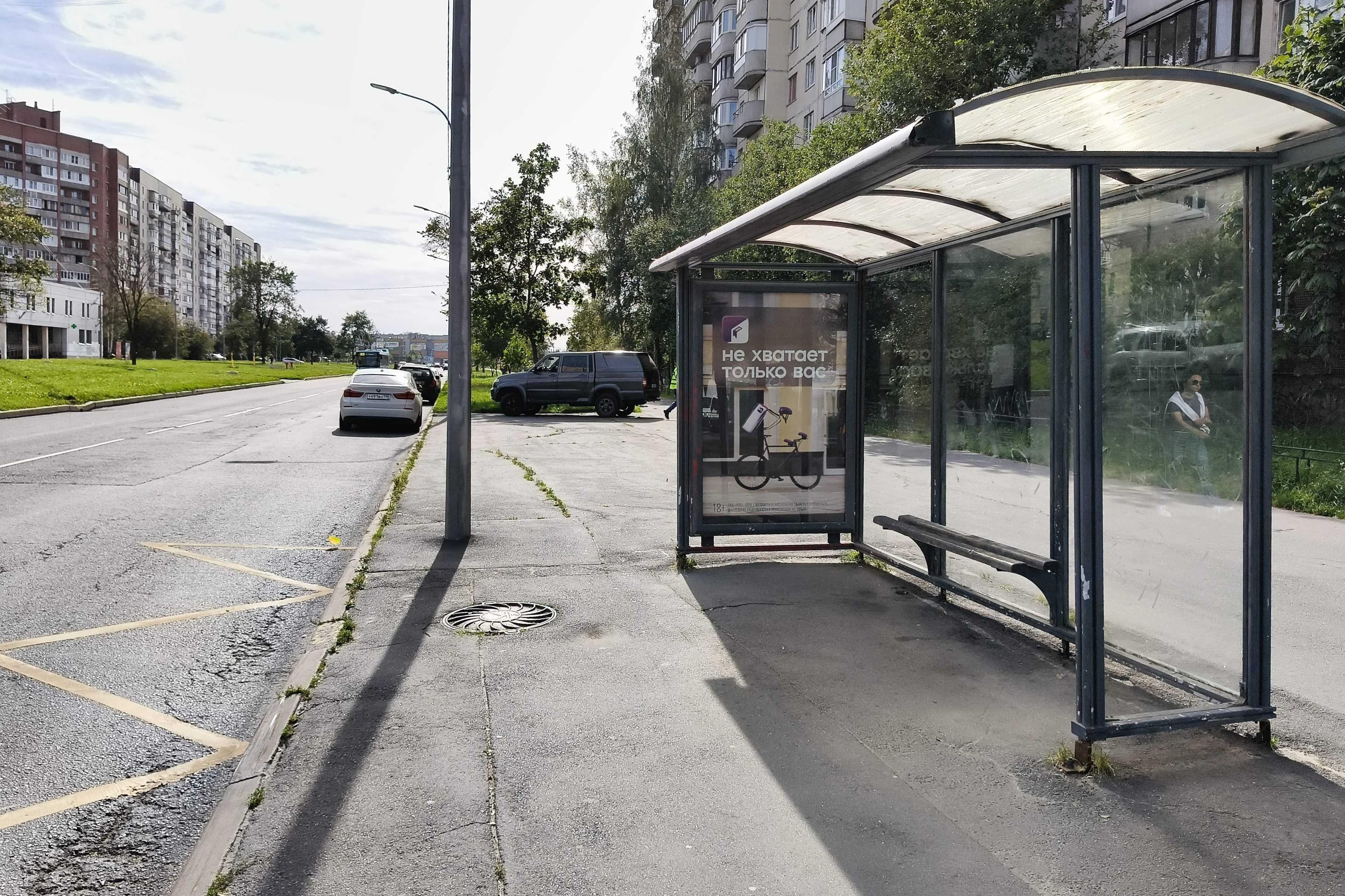 Дмитрия Устинова ул. 5 - ост. "Улица Дмитрия Устинова", (светофор), сторона А Санкт-Петербург. Дмитрия Устинова ул. 5 - ост. "Улица Дмитрия Устинова", (светофор), сторона А