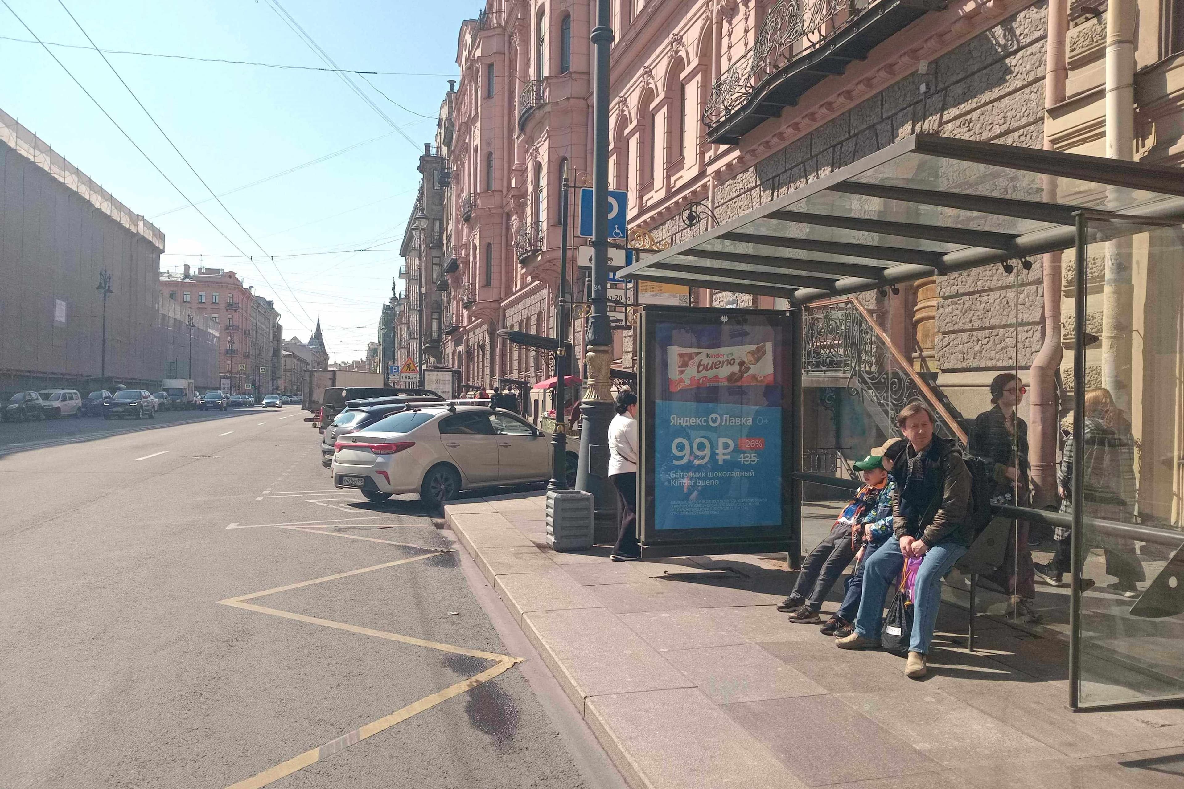 Кирочная ул. 26 - ост. "Кирочная улица, 15 - Станция метро Чернышевская", (светофор), сторона А Санкт-Петербург. Кирочная ул. 26 - ост. "Кирочная улица, 15 - Станция метро Чернышевская", (светофор), сторона А