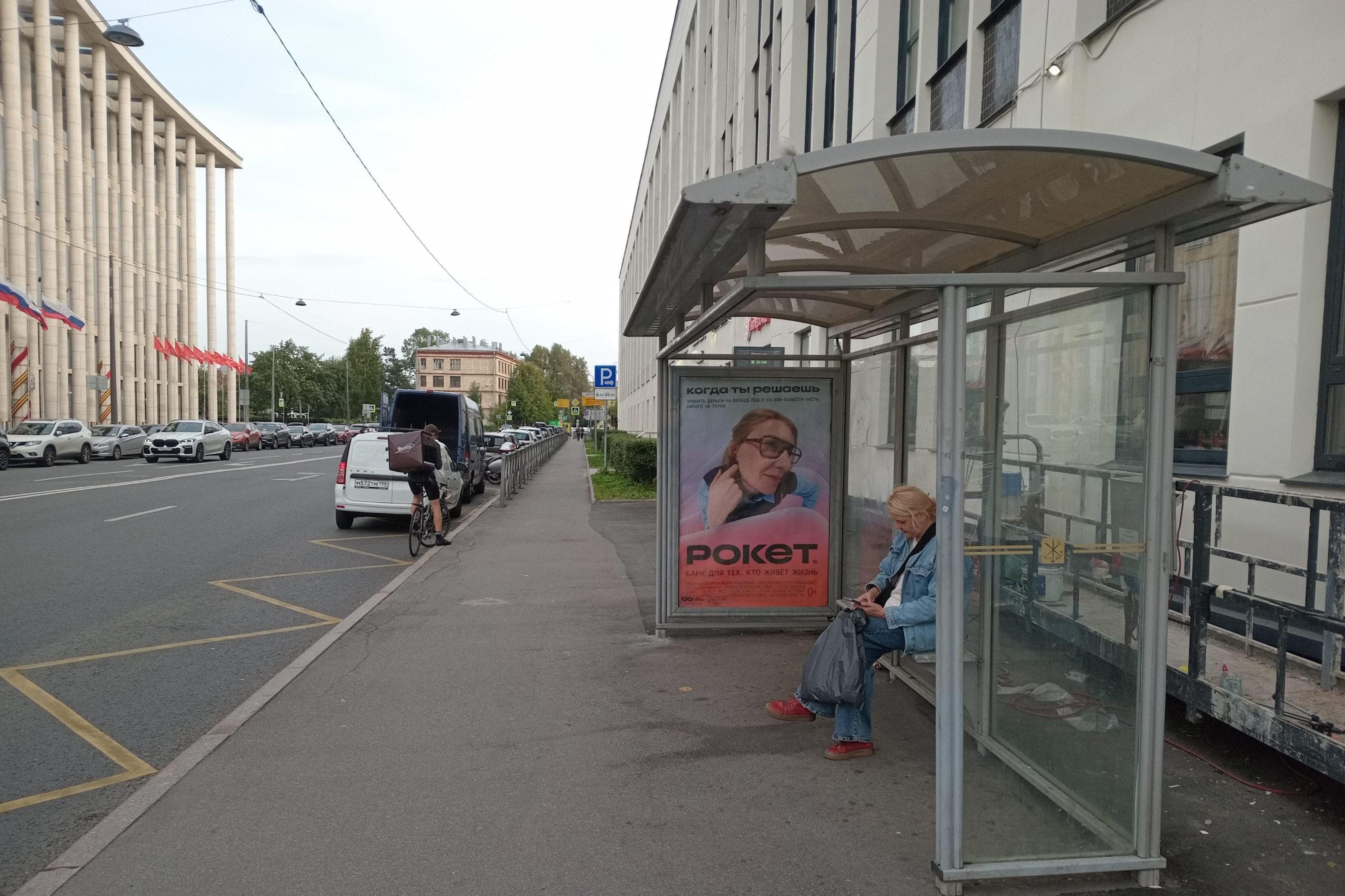 Новгородская ул. 17 - ост. "Улица Моисеенко / Новгородская улица", (светофор), сторона А Санкт-Петербург. Новгородская ул. 17 - ост. "Улица Моисеенко / Новгородская улица", (светофор), сторона А