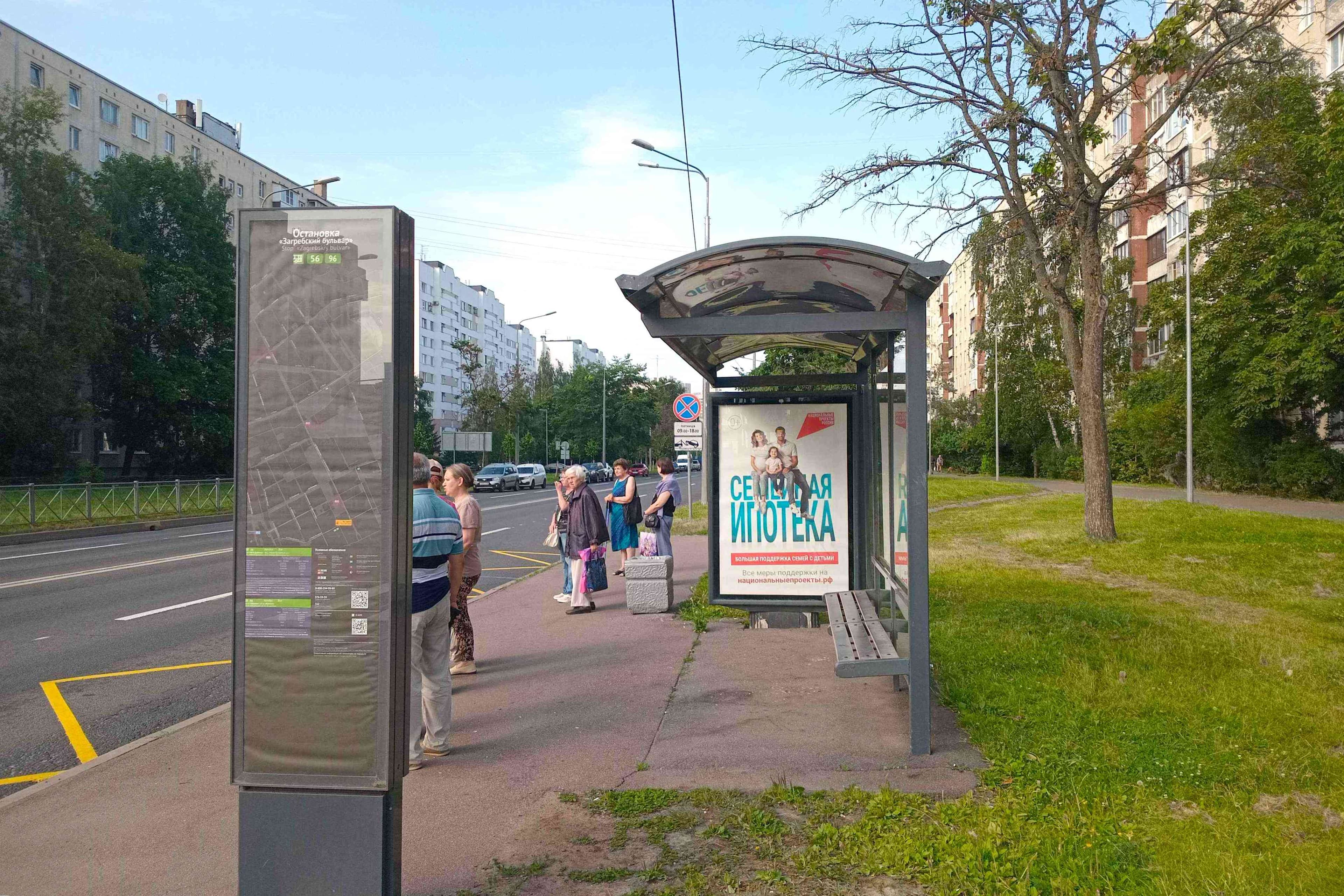 Олеко Дундича ул. 28 - ост. "Загребский бульвар", (светофор, "Домовой"), сторона А Санкт-Петербург. Олеко Дундича ул. 28 - ост. "Загребский бульвар", (светофор, "Домовой"), сторона А