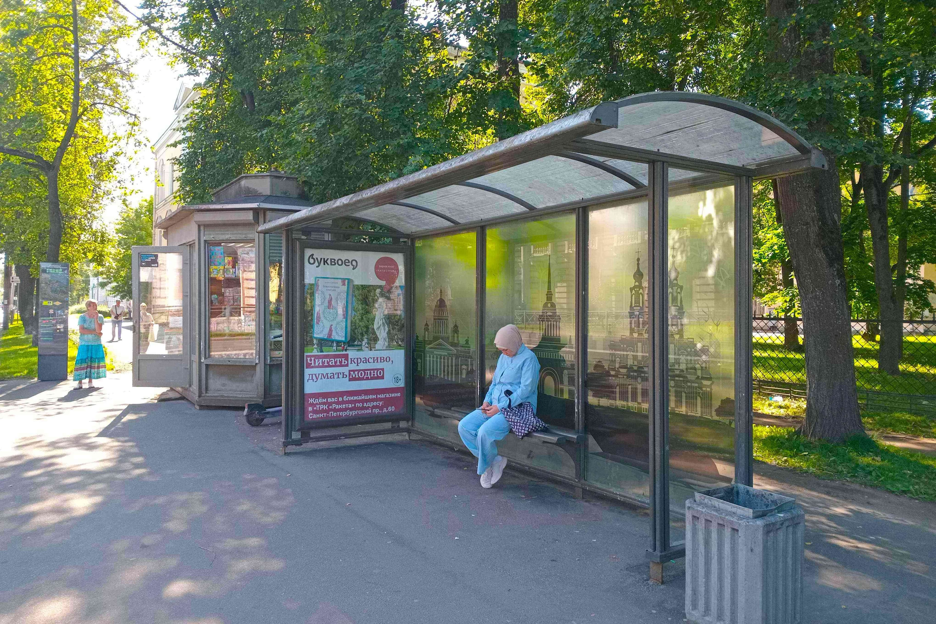 Петродворец МО, Санкт-Петербургский проспект 24 - ост. "Константиновская улица", сторона А Санкт-Петербург. Петродворец МО, Санкт-Петербургский проспект 24 - ост. "Константиновская улица", сторона А