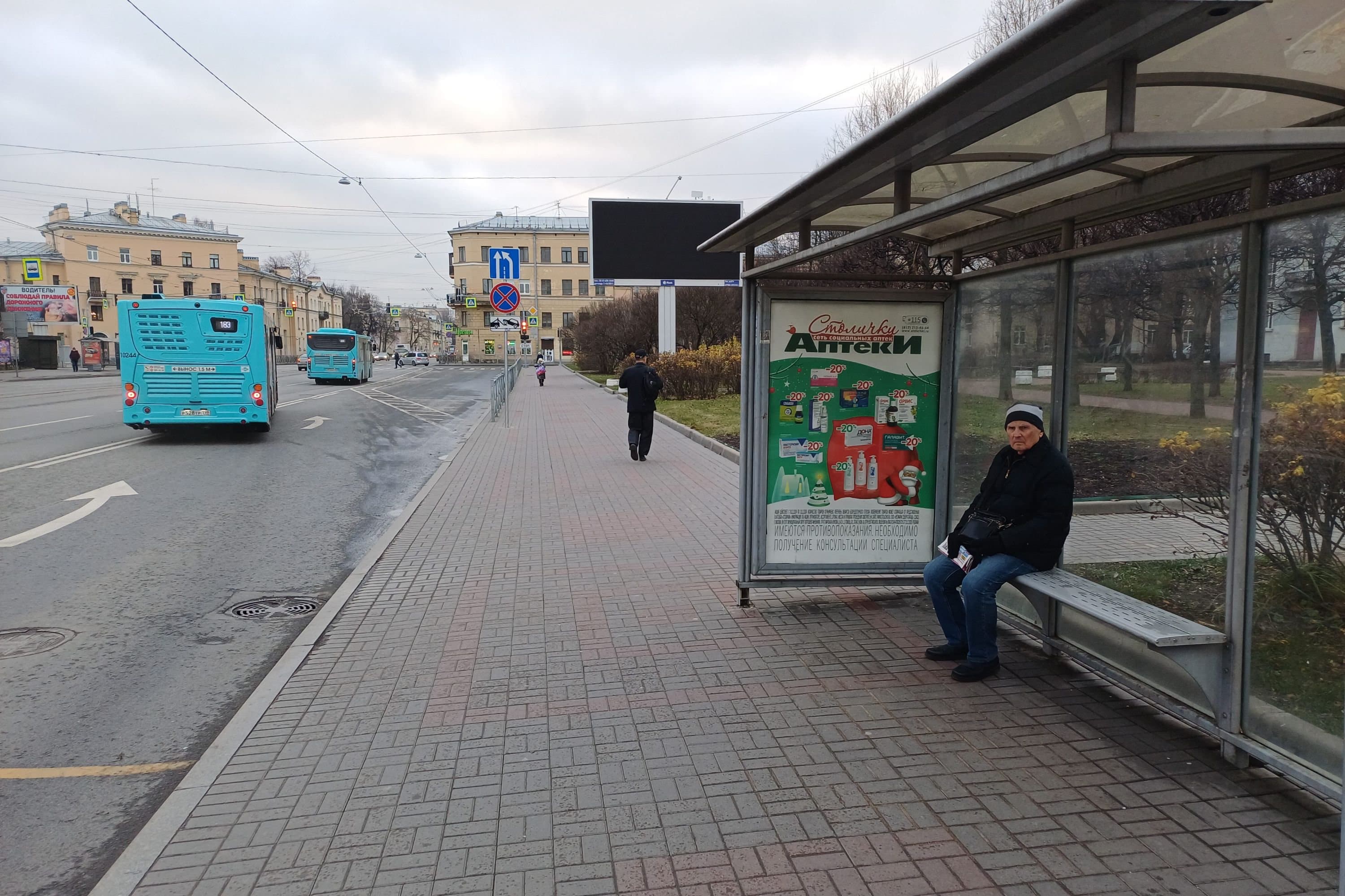 Среднеохтинский проспект 25/19 напротив - ост. "Среднеохтинский проспект / Большая Пороховская улица", (светофор), сторона А Санкт-Петербург. Среднеохтинский проспект 25/19 напротив - ост. "Среднеохтинский проспект / Большая Пороховская улица", (светофор), сторона А