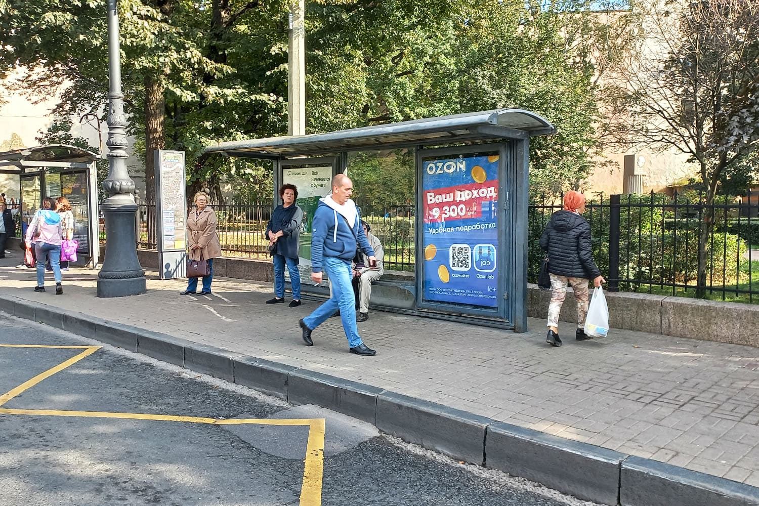Суворовский проспект 32 напротив - ост. "Сквер Галины Старовойтовой", (светофор), (правый), поз. 1, сторона А1 Санкт-Петербург. Суворовский проспект 32 напротив - ост. "Сквер Галины Старовойтовой", (светофор), (правый), поз. 1, сторона А1