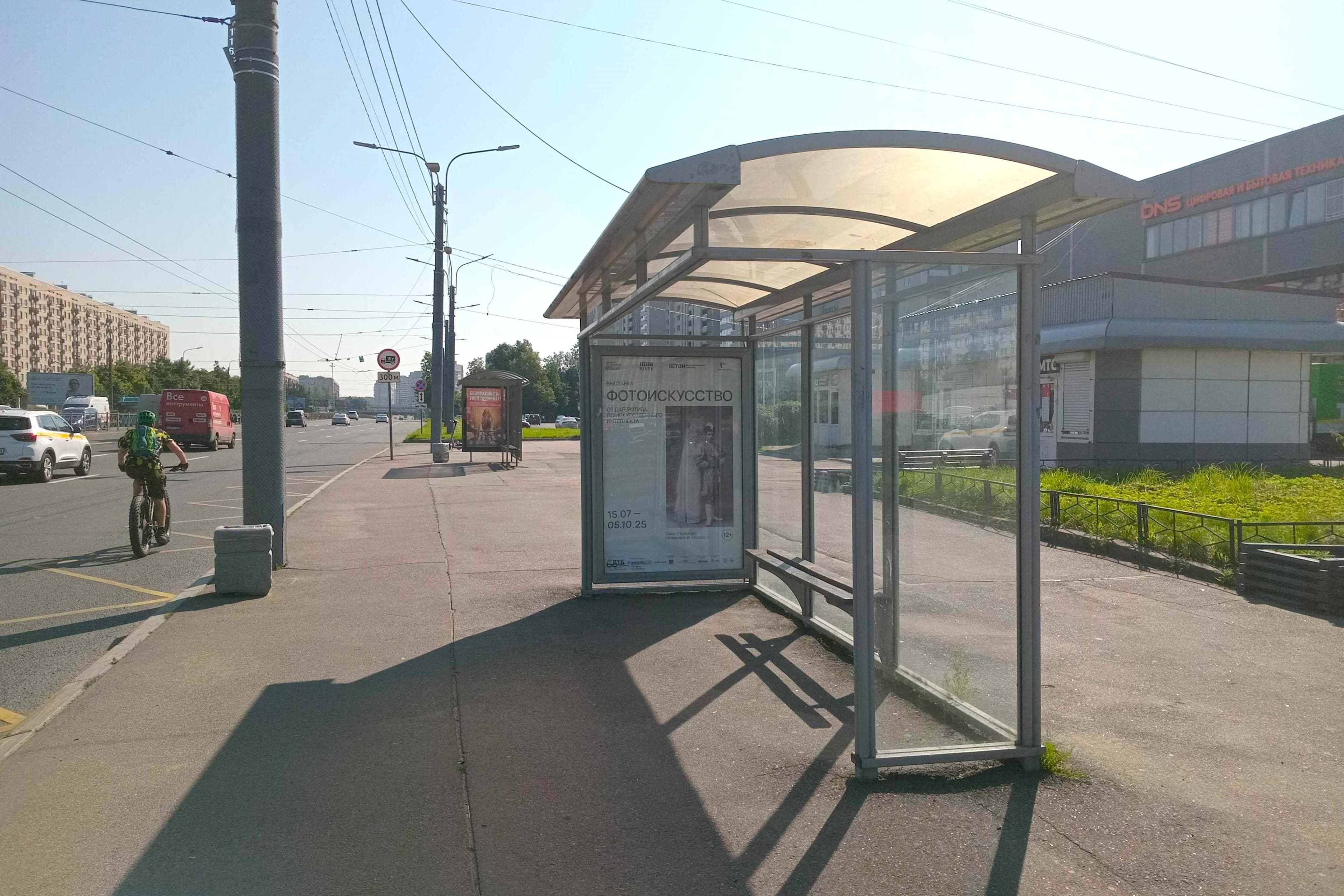 Типанова ул. 29 напротив - ост. "Проспект Космонавтов / Улица Типанова", (светофор, "О'Кей"), поз. 2, сторона А Санкт-Петербург. Типанова ул. 29 напротив - ост. "Проспект Космонавтов / Улица Типанова", (светофор, "О'Кей"), поз. 2, сторона А