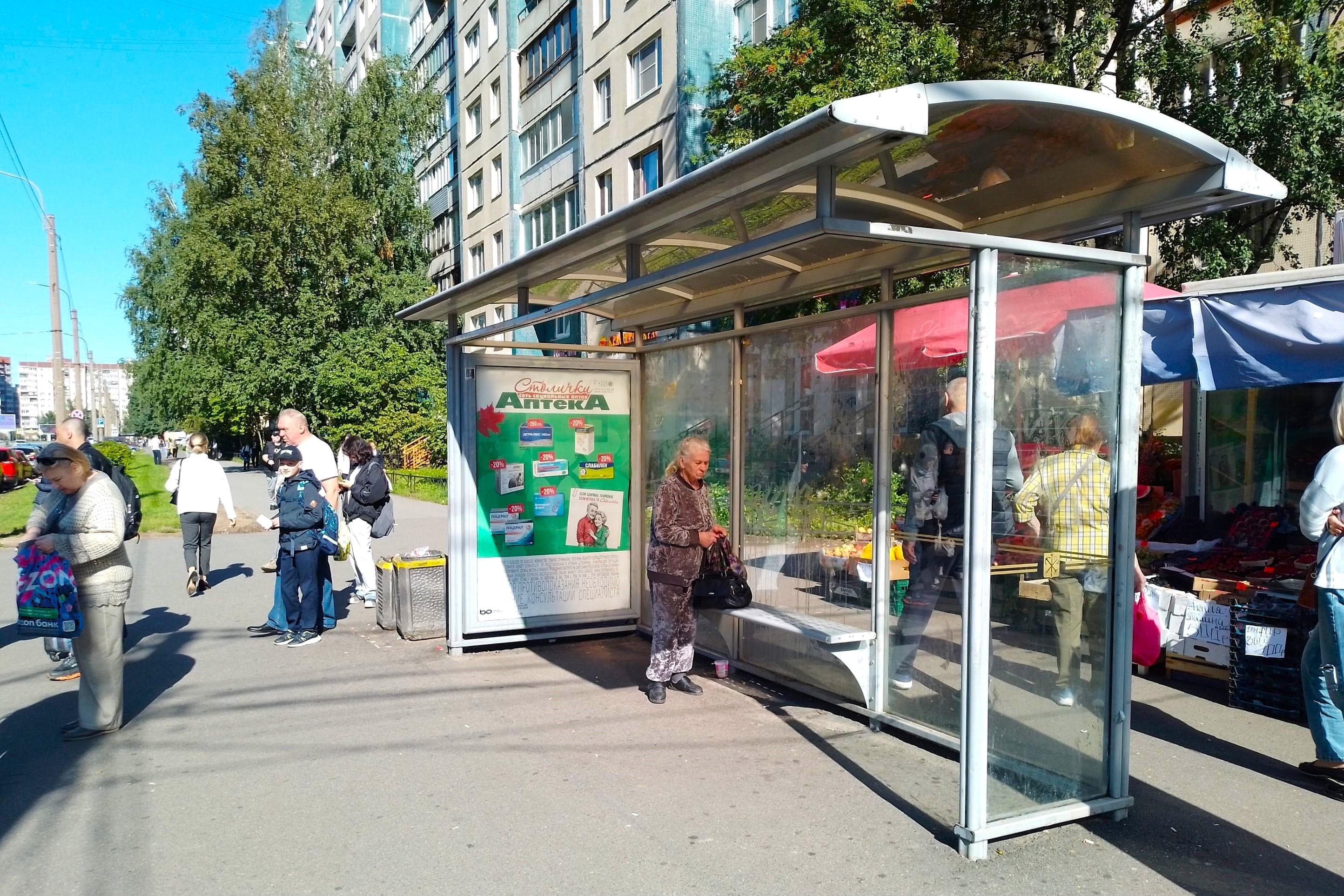 Уточкина ул. 1к1 - ост. "Улица Уточкина - Станция метро Комендантский проспект", (светофор, ТЦ "Атмосфера"), сторона А Санкт-Петербург. Уточкина ул. 1к1 - ост. "Улица Уточкина - Станция метро Комендантский проспект", (светофор, ТЦ "Атмосфера"), сторона А