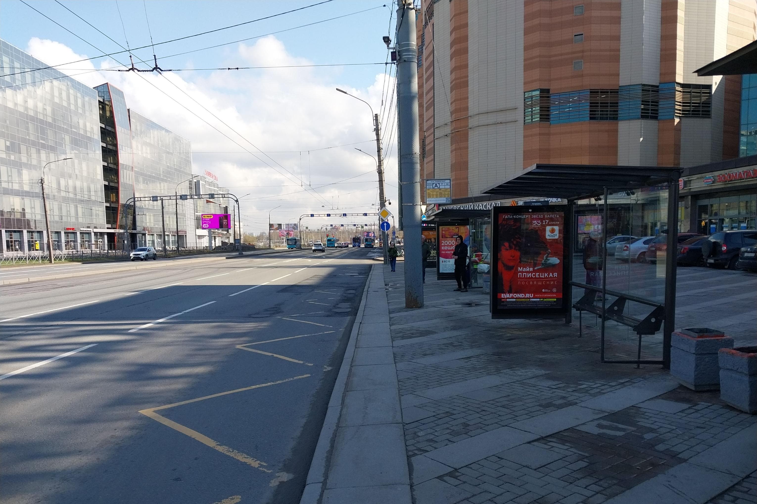 Заневский проспект 67к2 - ост. "Станция метро Ладожская / Проспект Энергетиков", (светофор, ТЦ "Заневский Каскад"), поз. 1, сторона А Санкт-Петербург. Заневский проспект 67к2 - ост. "Станция метро Ладожская / Проспект Энергетиков", (светофор, ТЦ "Заневский Каскад"), поз. 1, сторона А