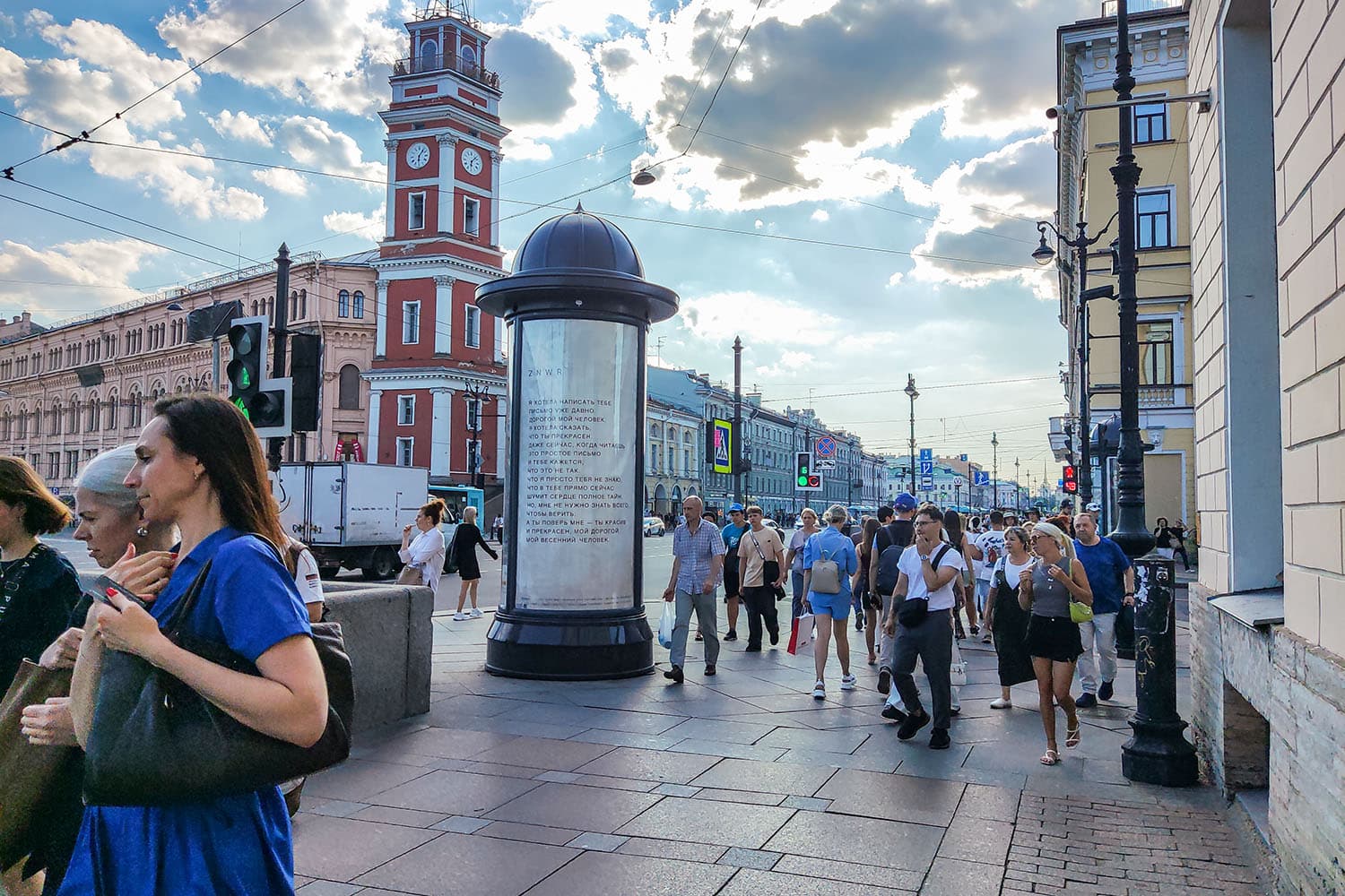 Невский проспект 38, Х с ул. Михайловская, (светофор, м. "Невский проспект"), сторона А Санкт-Петербург. Невский проспект 38, Х с ул. Михайловская, (светофор, м. "Невский проспект"), сторона А