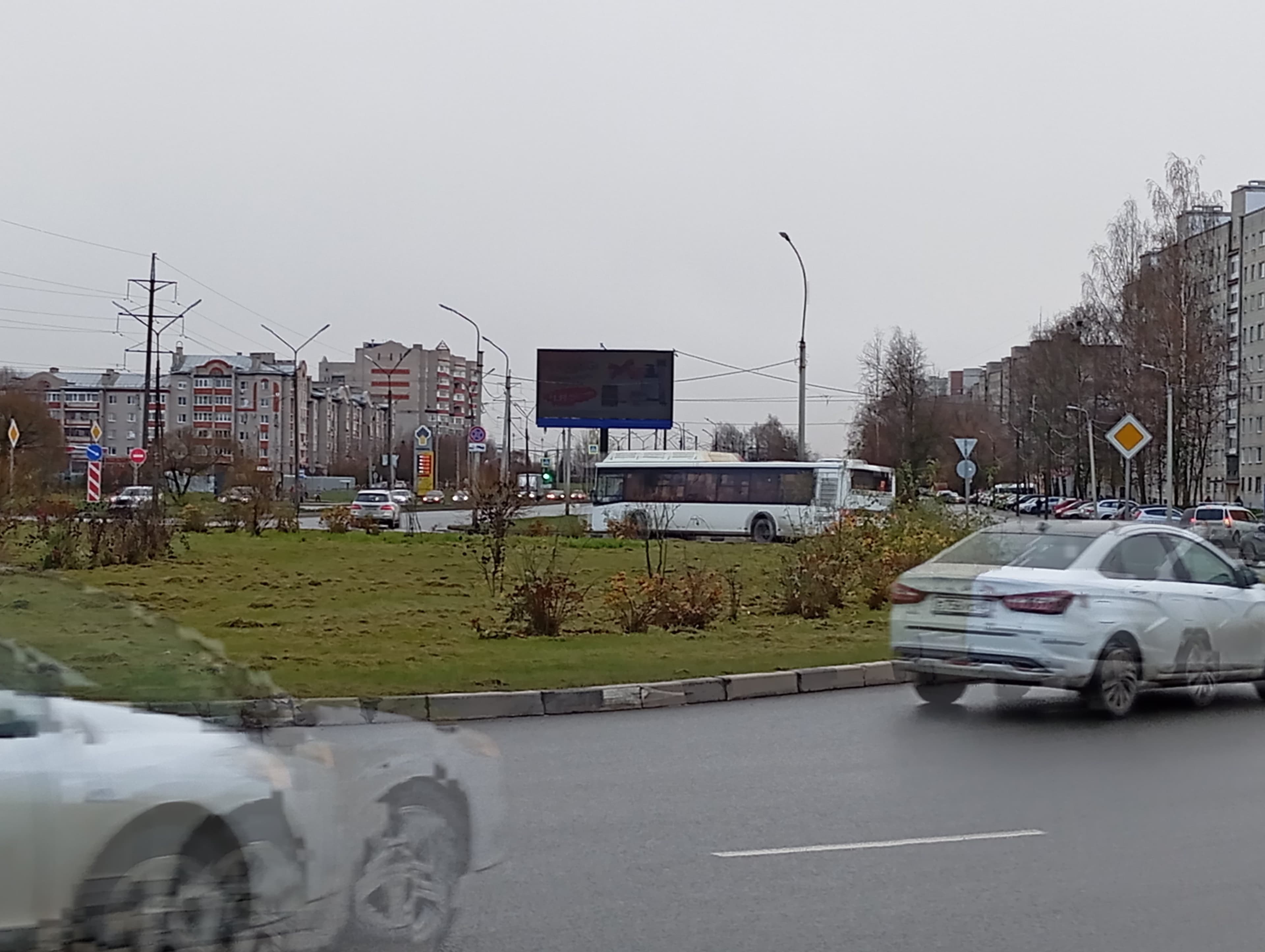 Державина ул., съезд с ул. Большая Московская, круговое движение, сторона А1 Великий Новгород. Державина ул., съезд с ул. Большая Московская, круговое движение, сторона А1