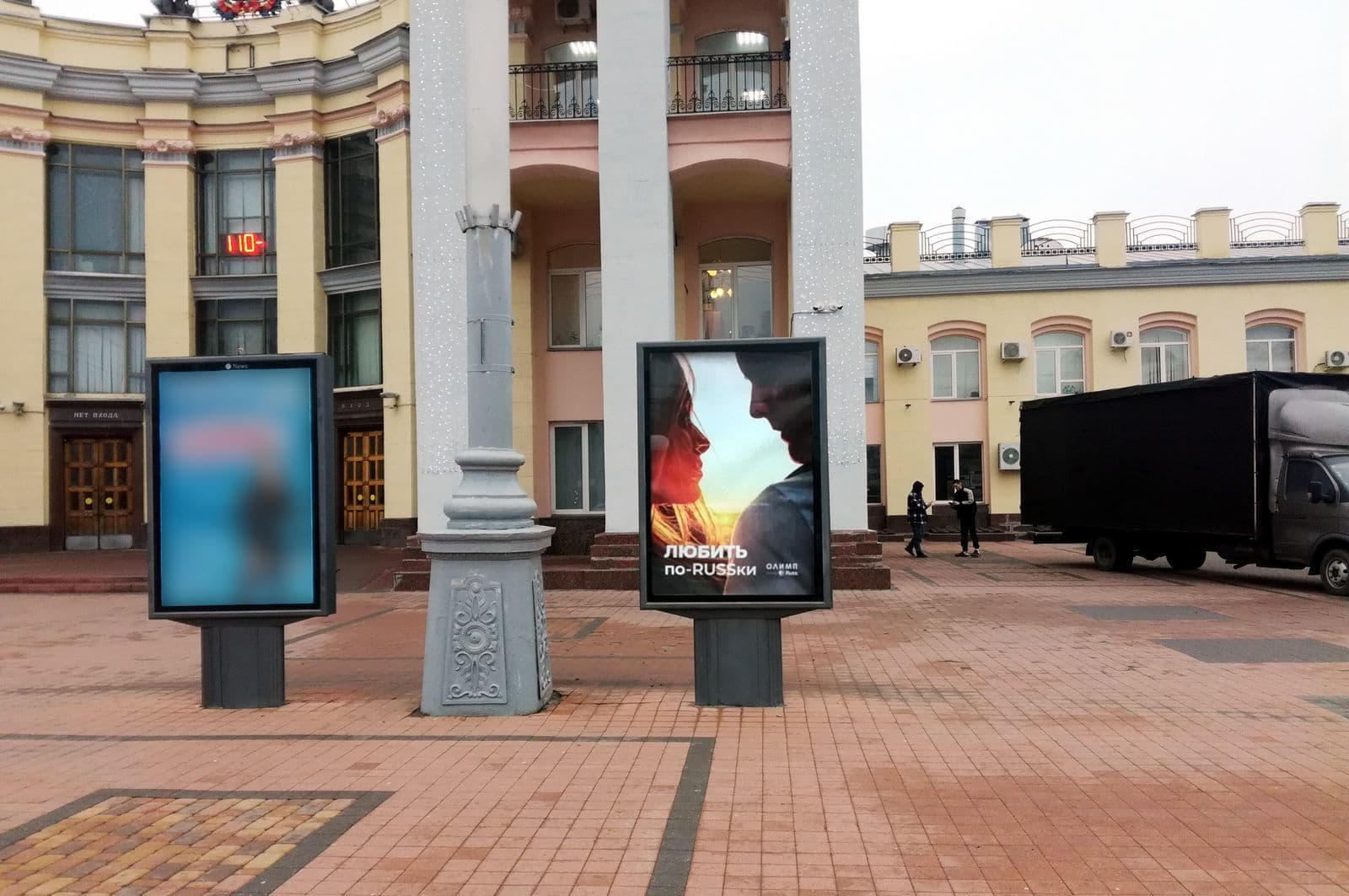 shit 3x6 Реклама 1.2x1.8 по адресу Воронеж-1\ Привокзальная площадь, справа от главного входа в вокзал, правая