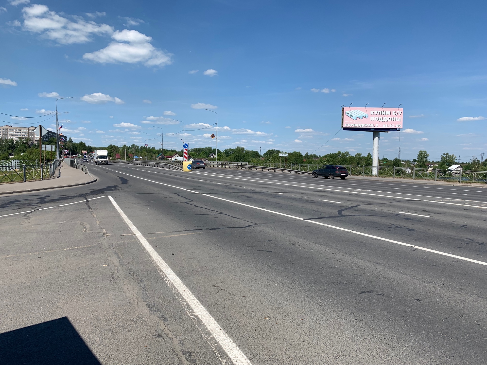 Реклама big по адресу Северное шоссе справа от моста (из Заречья)
