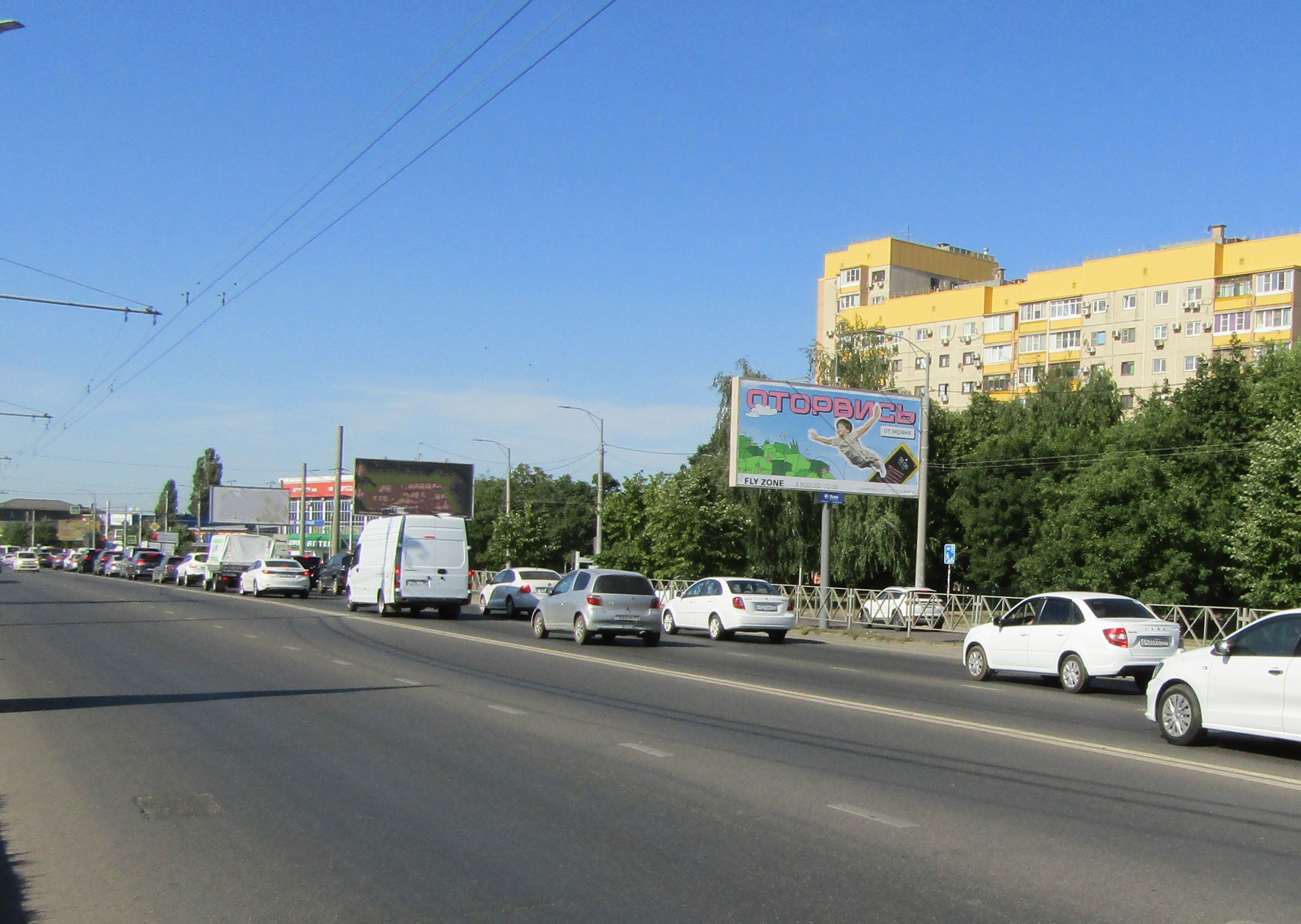 Реклама 3x6 по адресу Дзержинского ул., 209 (на разделительной полосе)