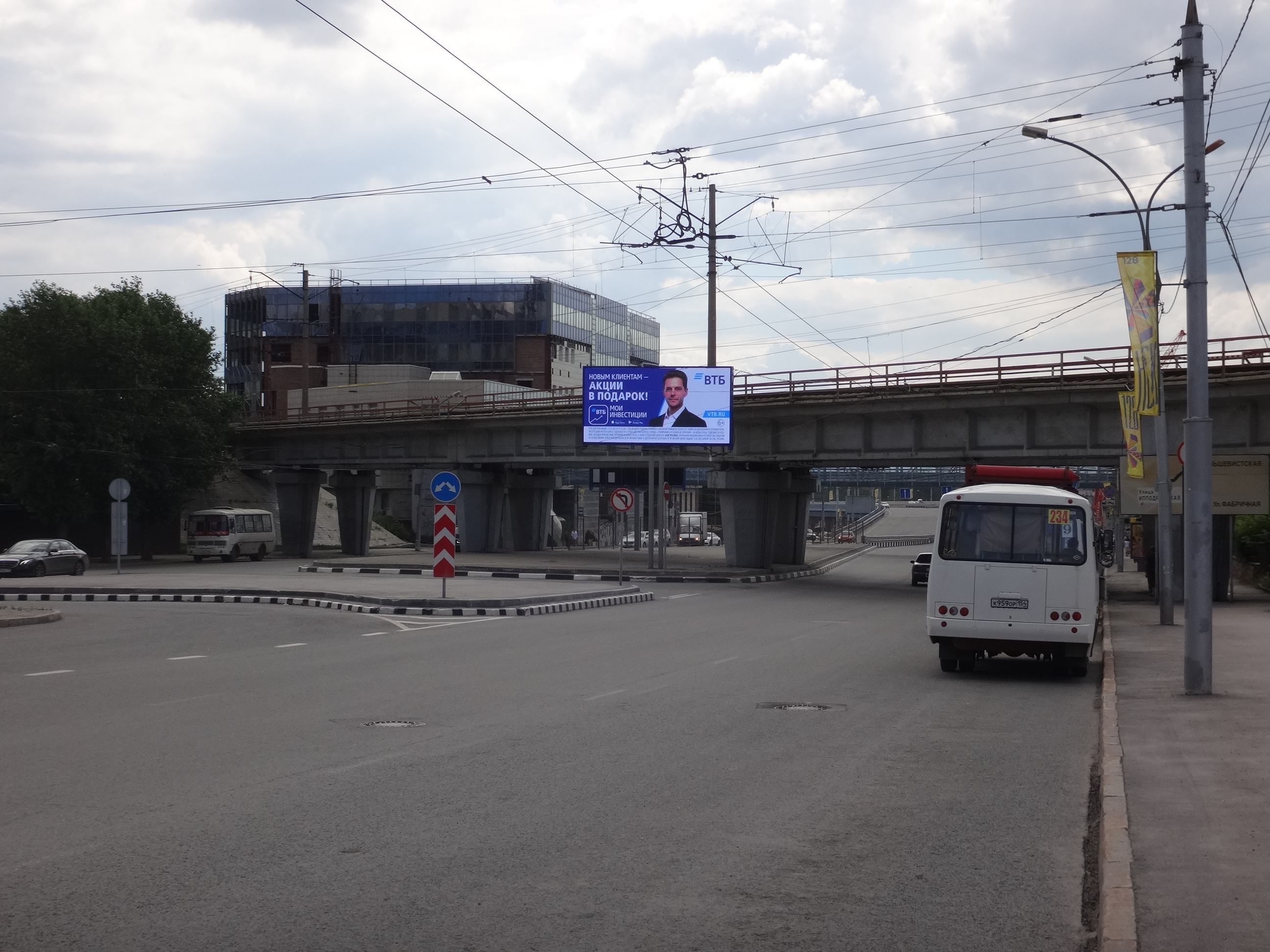 Реклама 3x6 по адресу Красный пр-т, д.2 стр. (у ж/д путепровода, из центра) (разд.полоса) (Digital)