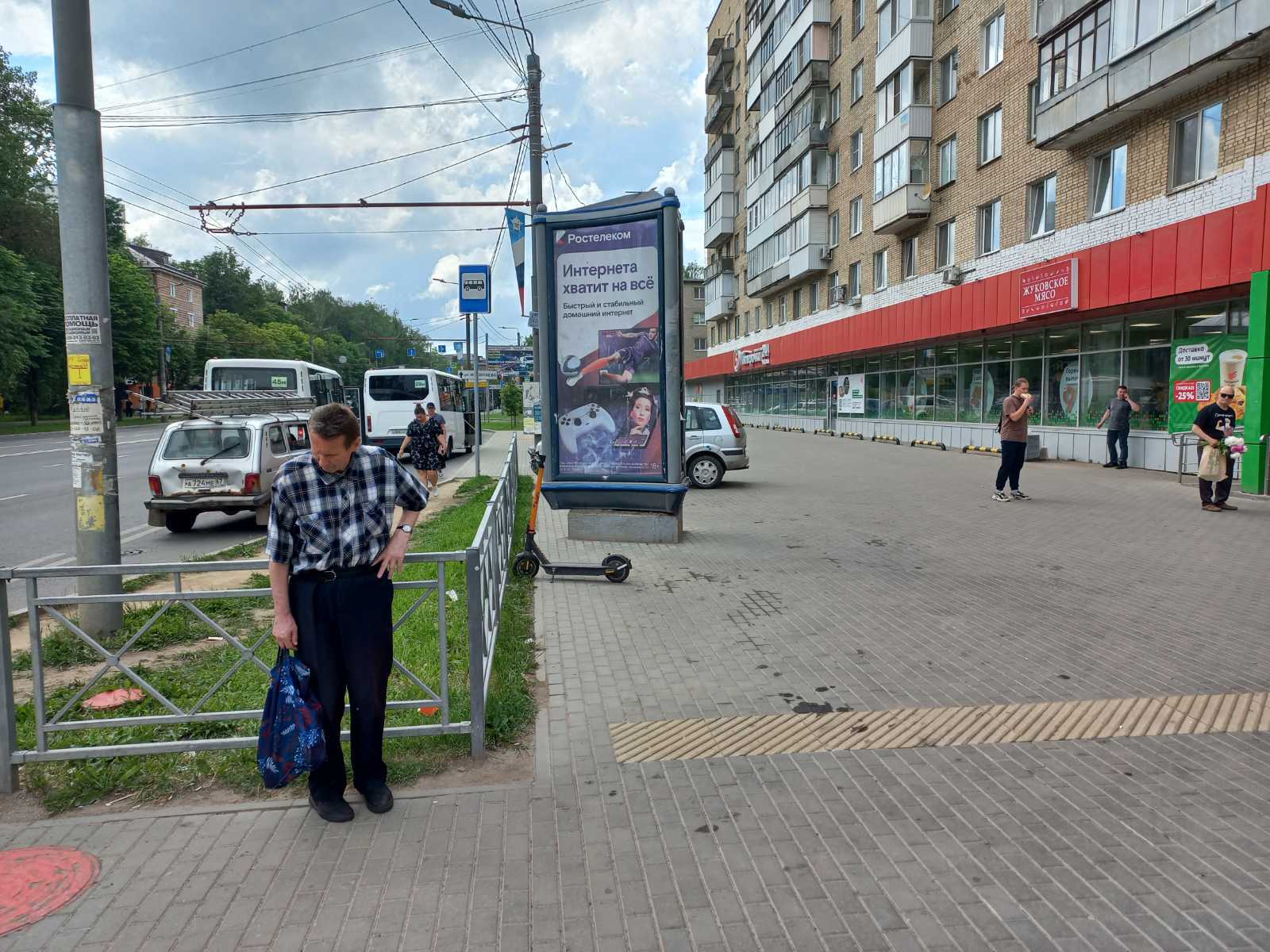 Реклама 1.4x3 по адресу Кирова ул., д. 15  (м-н "Дикси")